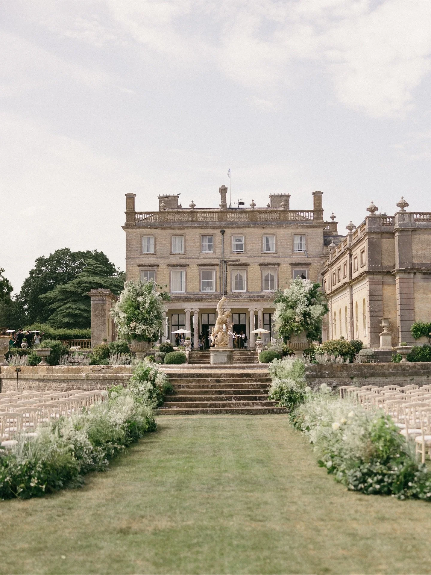 AISLE POETRY 

A symphony of soft greens and timeless grandeur - where the English countryside meets the quiet historic luxury of Somerley House.
The incredible @the_lucas_studio interpreted the brief of De Gournay prints and countryside charm in thi