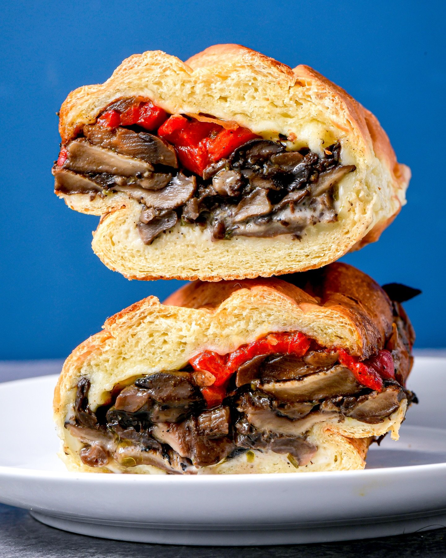 "Bistecca" al formaggio con funghi tartufati Cacio e Pepe: la nostra lettera d'amore vegetariana alle trattorie romane, alla caccia ai porcini toscani e alle sacre strade di South Philly, il tutto su pane appena sfornato da Sandwell 🥖 .
.

#cacioepepe #cheesesteak #vegetari