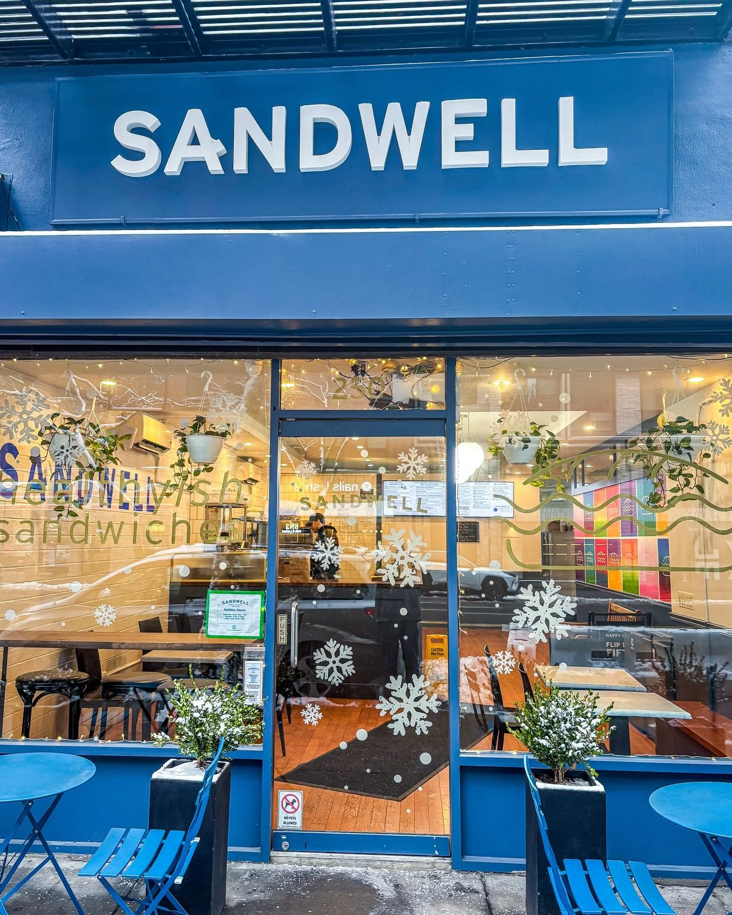 New York è bellissima in inverno. Ma fa anche un freddo cane. Vieni a riscaldarti con un panino tostato sano e gustoso da Sandwell 🥖 🔥 💙
📸: la nostra sede di #Gramercy .
.

#NYCEats #NYCFood #SandwichShop #localeats