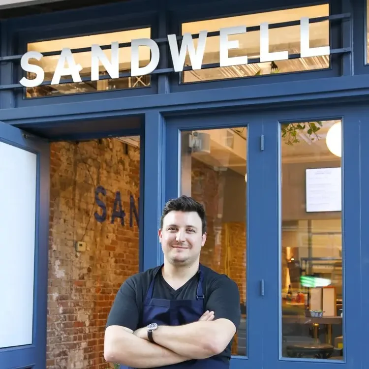 Andy Gottlieb, fundador y director ejecutivo de Sandwell, frente al escaparate de la tienda Sandwell en la ciudad de Nueva York
