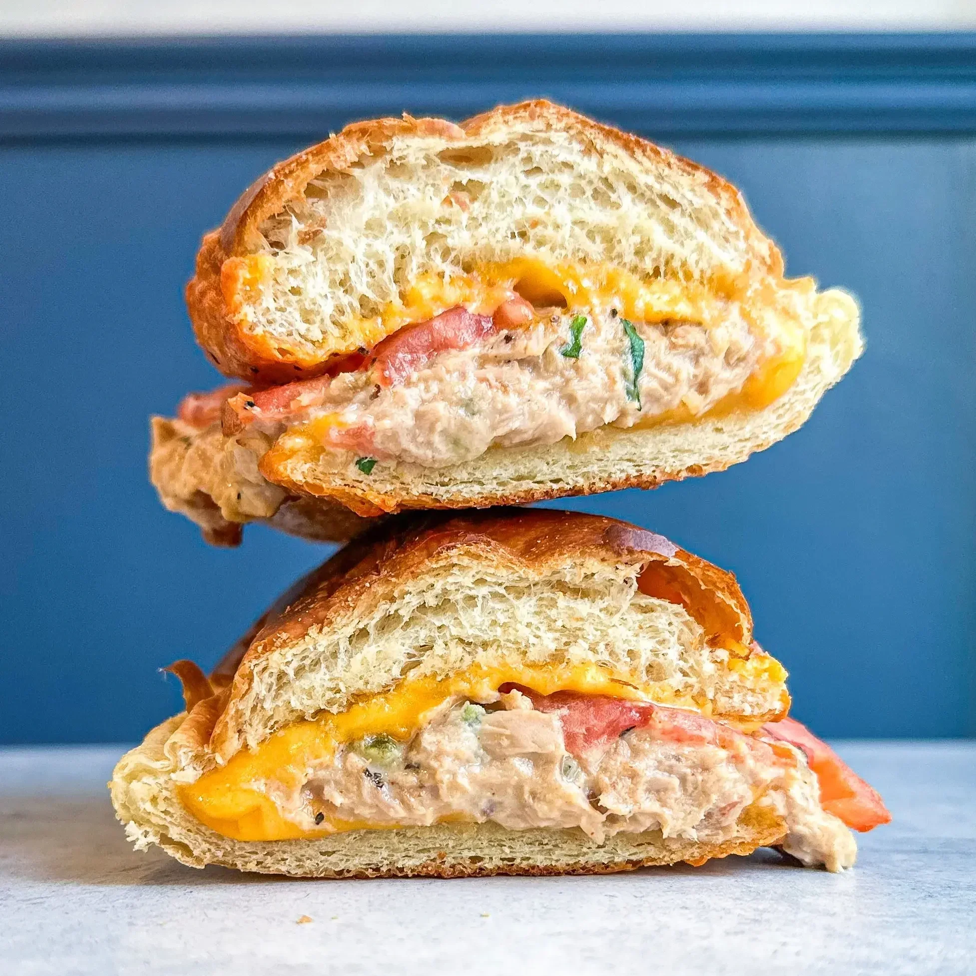 Sanduíche “Toasted Rivalry Tuna Melt” com salada de atum com endro caseira, picles de endro kosher, tomate e queijo cheddar derretido em pão de sêmola assado na casa, disponível nas lanchonetes Sandwell em Nova York