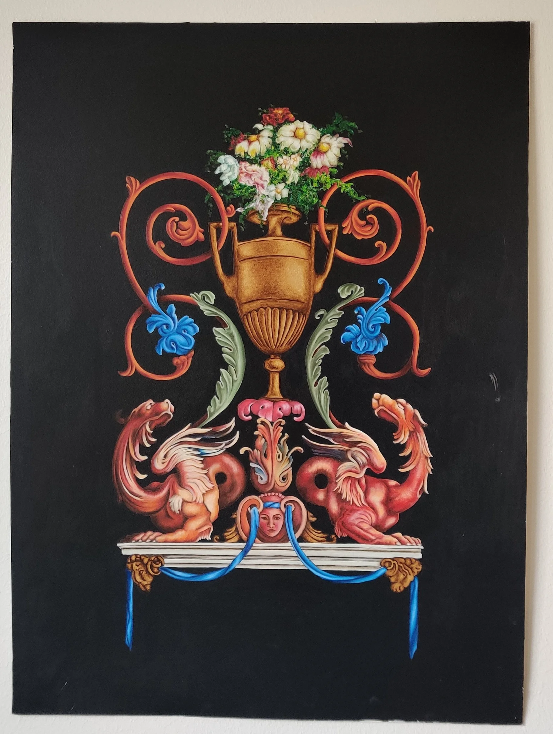 Två röda drakar på en marmorskiva med ornament som snirklar sig upp mot en guldig pokal som håller en stor blombukett på en svart bakgrund.
