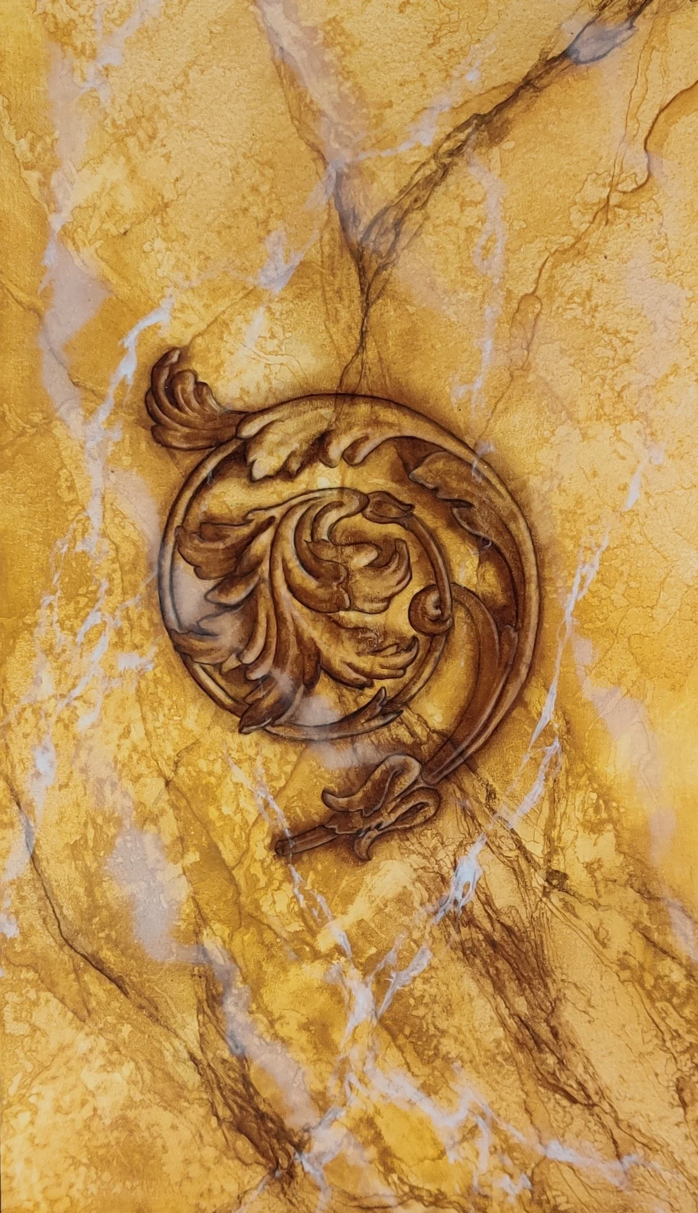solgul siennamarmor med illusionsmålat ornament på. målat i drickamålning och olja