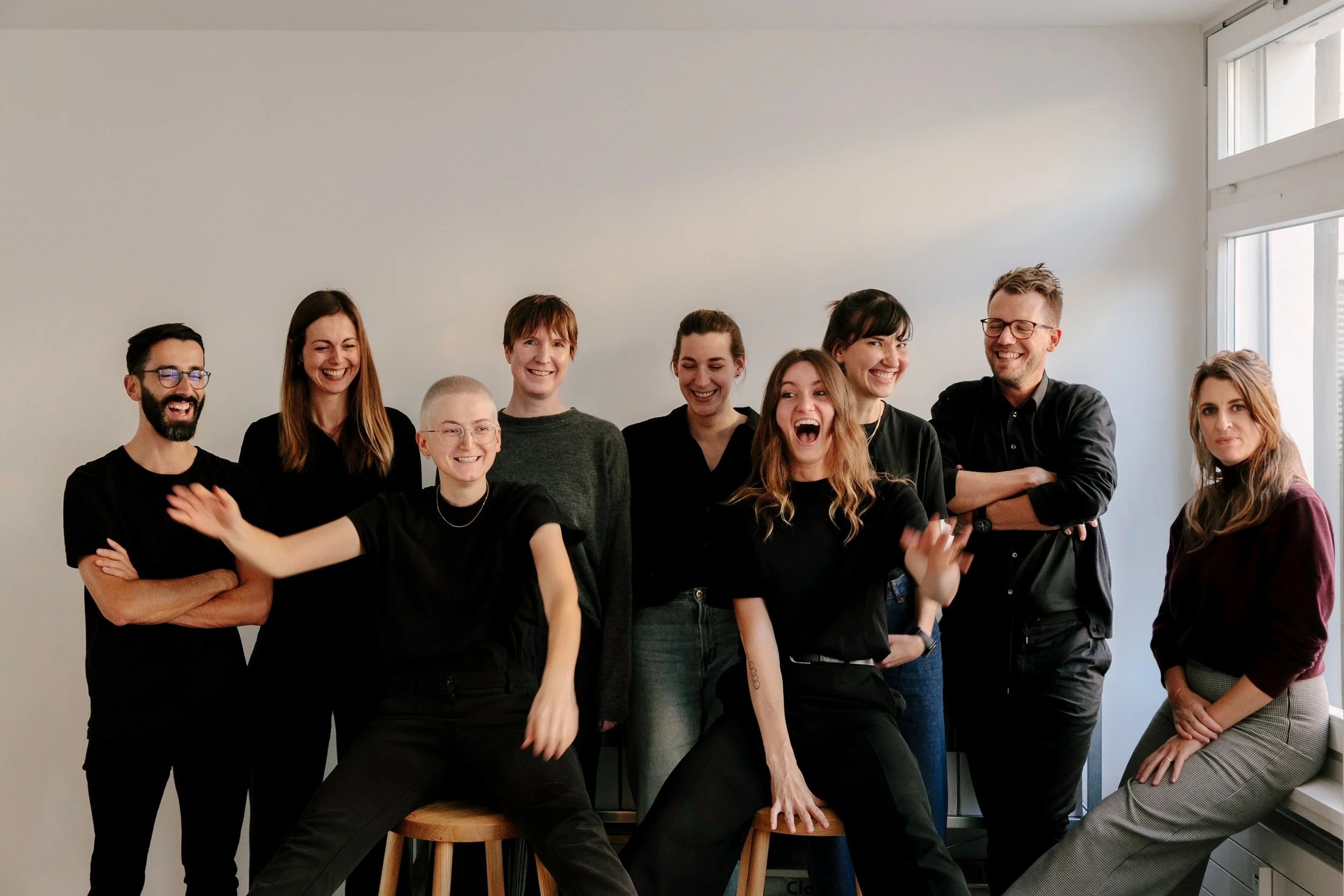 Gruppenfoto des Teams von Nussbaumer Architekten in einem hellen Innenraum