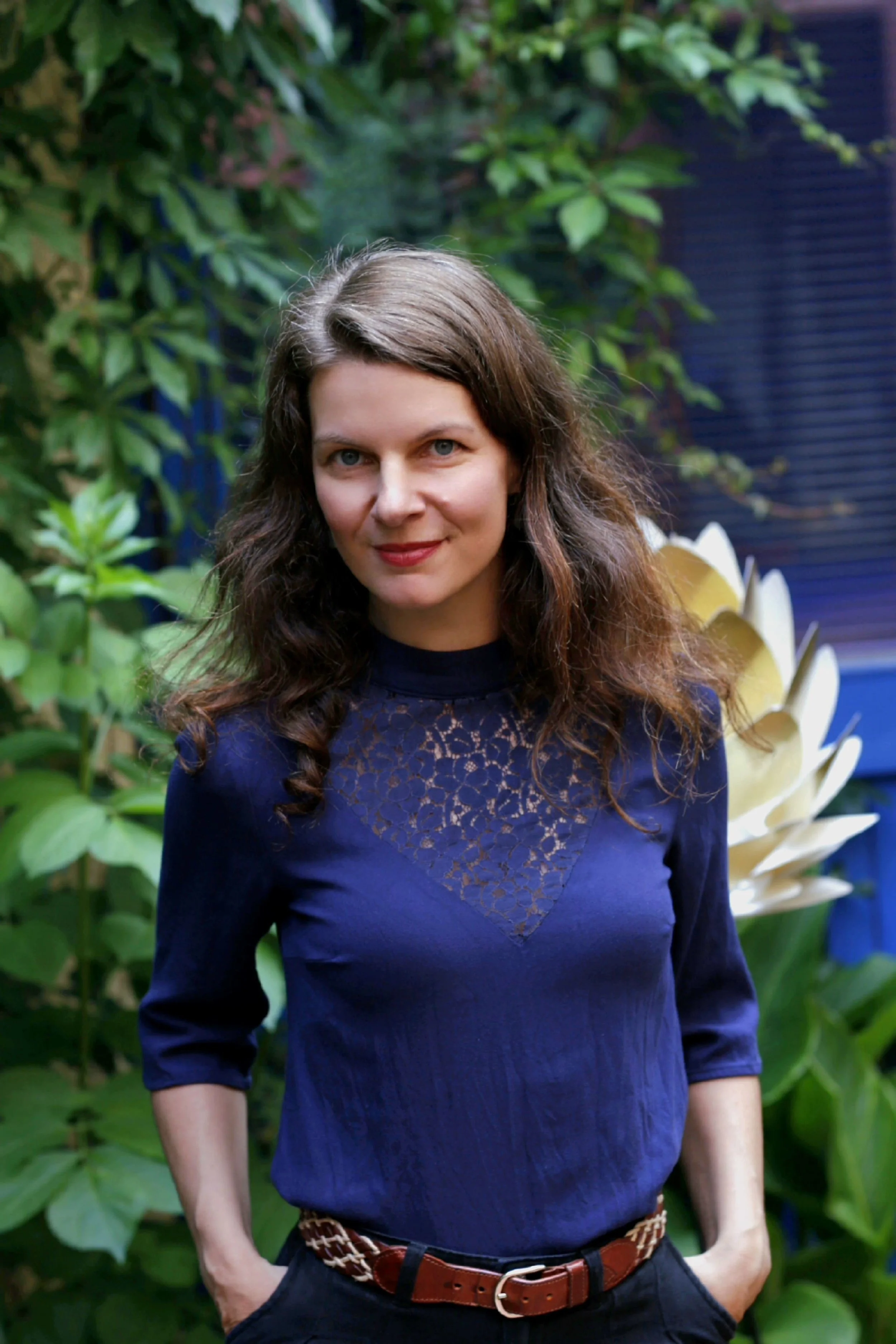 Sexologin Anne Brandt vor grünen Blättern