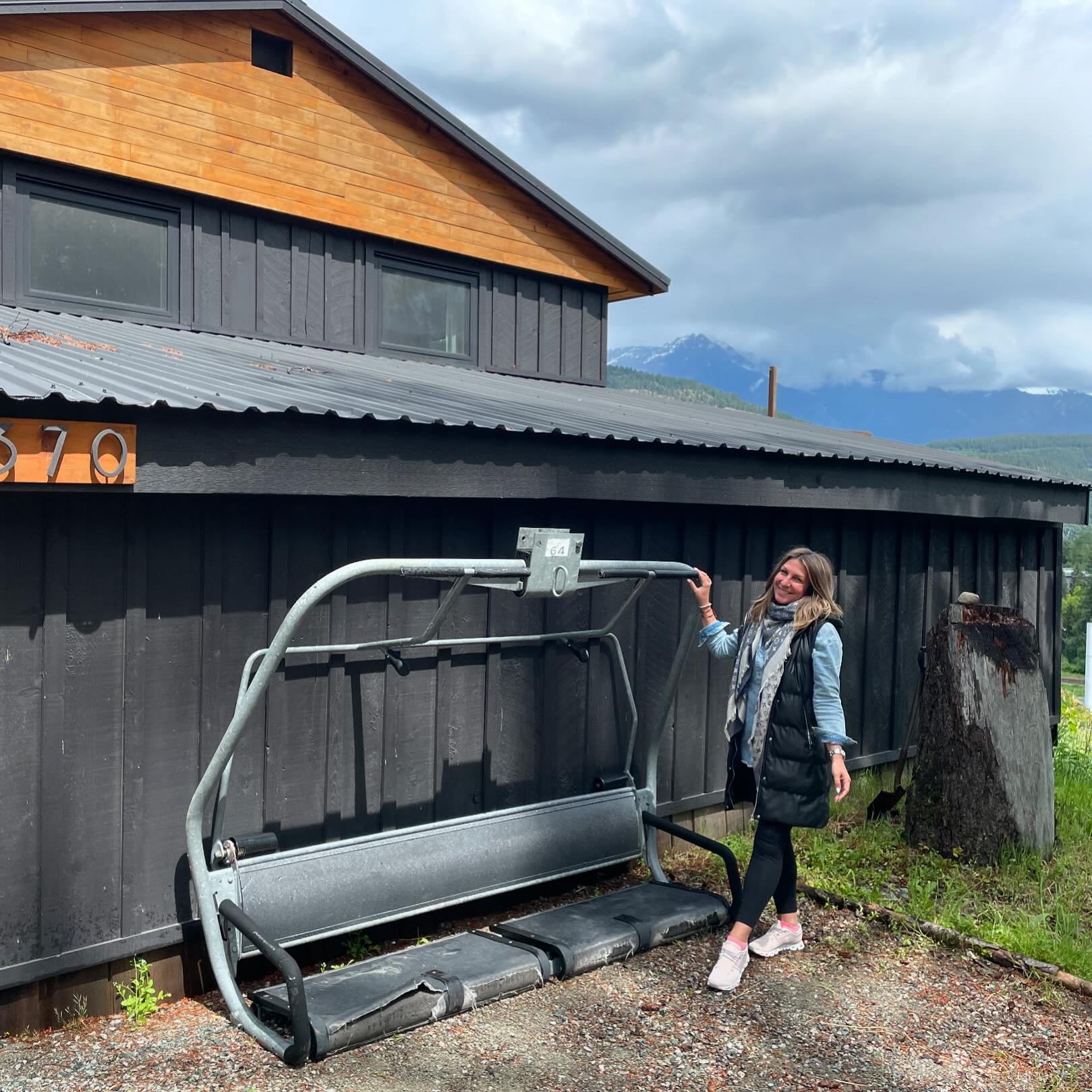 I always thought having a chairlift would be a dream... and today, the Jersey Cream chair from Blackcomb arrived! 🏔️ With some TLC, this iconic piece will become a fantastic addition to our yard. Imagine a cozy swing or a unique workspace, all while