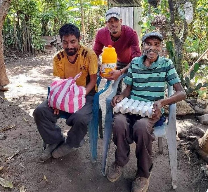 Hondurans with distributed food stuffs