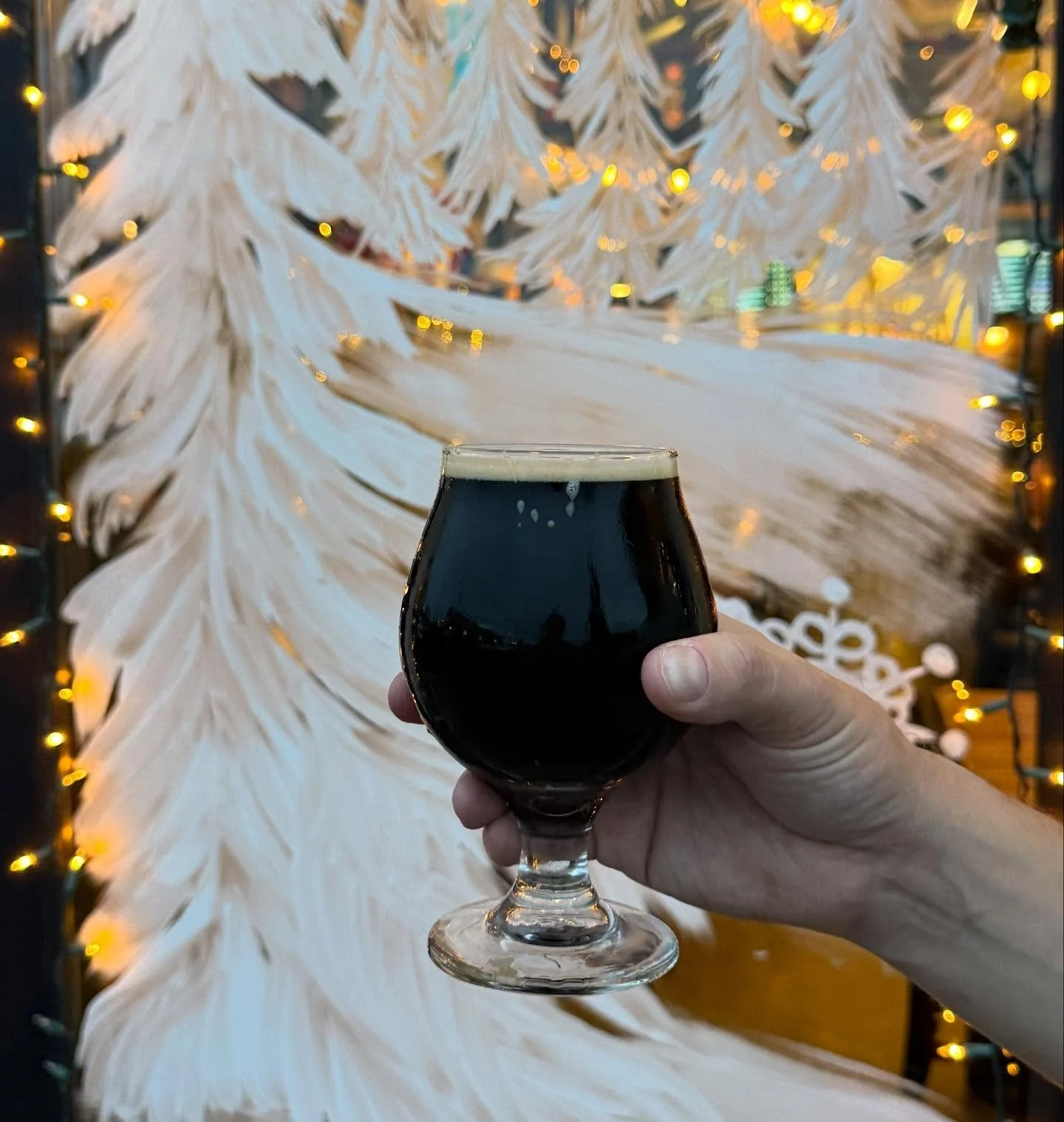 Happy Wednesday before Thanksgiving to all who celebrate! Come hang out and check out the amazing new window mural by @raintreeandsea 
We are open late tonight for all ages! 

Pictured: Iron Horse
Mexican Cocoa Death Dark Ale
Ellensburg, WA 7.5% (bee