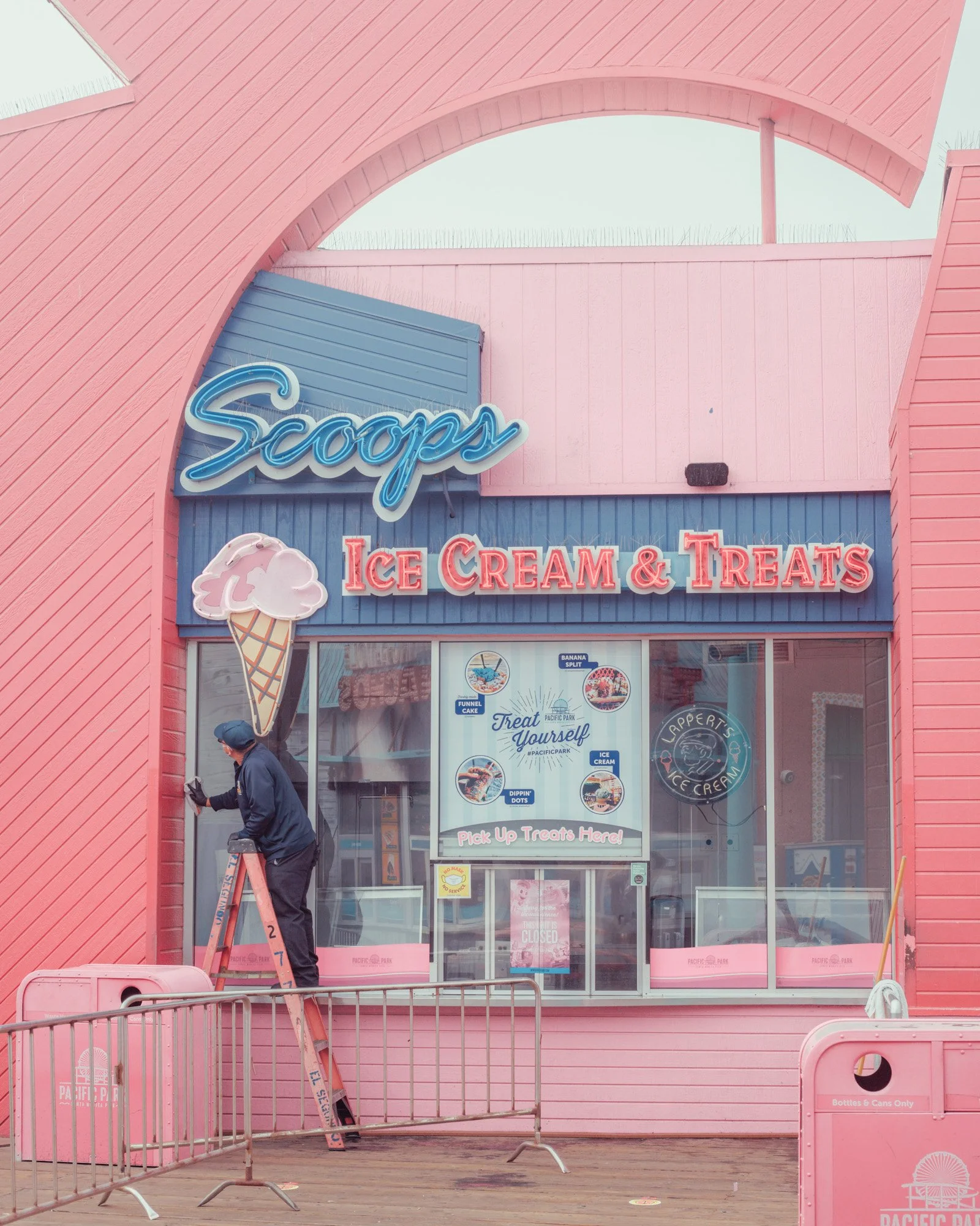 Scoops Icea Cream & Treats, Santa Monica, California, 2022.jpg