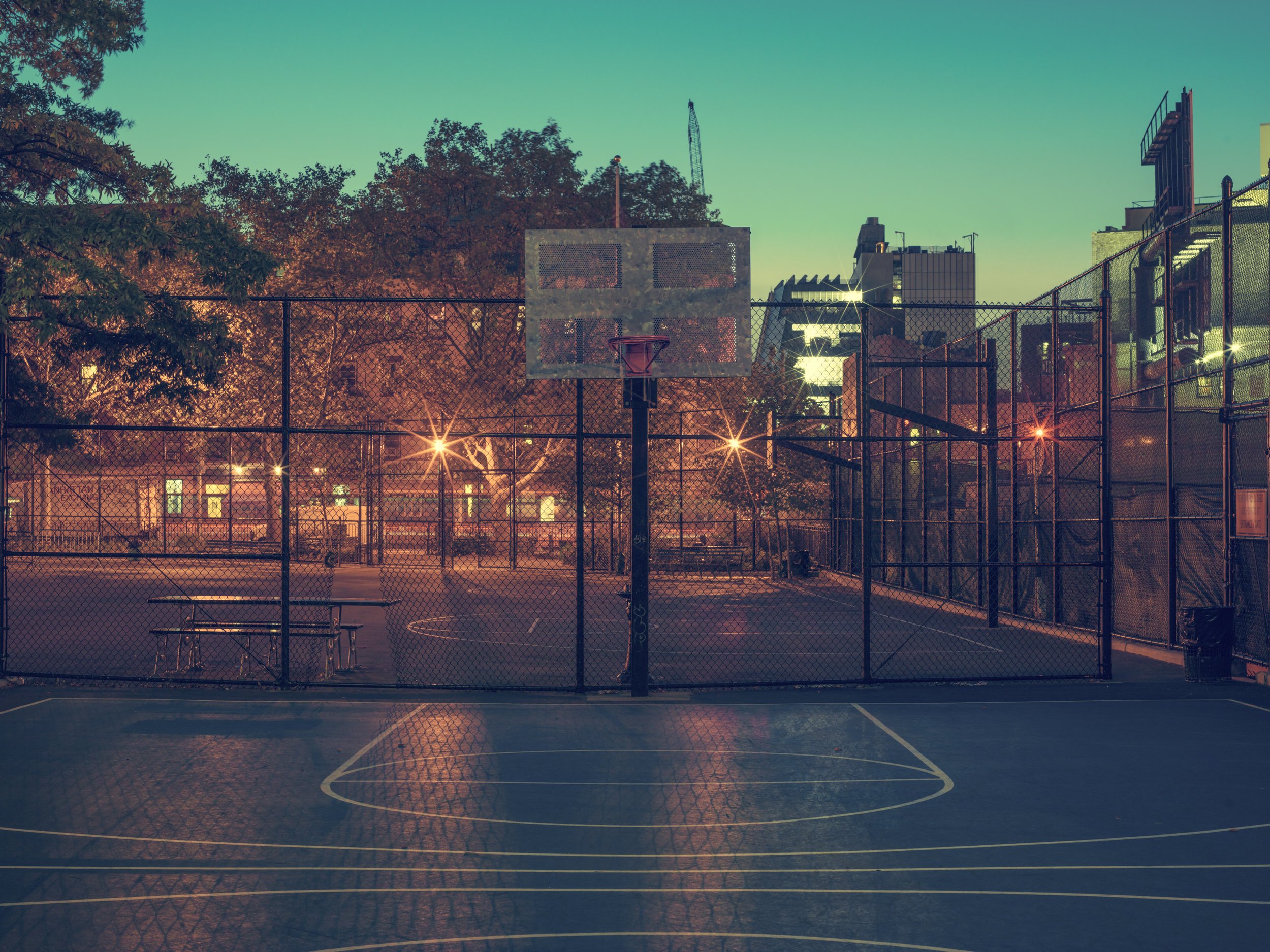 Красивый город площадка. Баскетбольная площадка Лос Анджелес Эстетика. Спортплощадка Лос Анджелес. Лос Анджелес дворы.