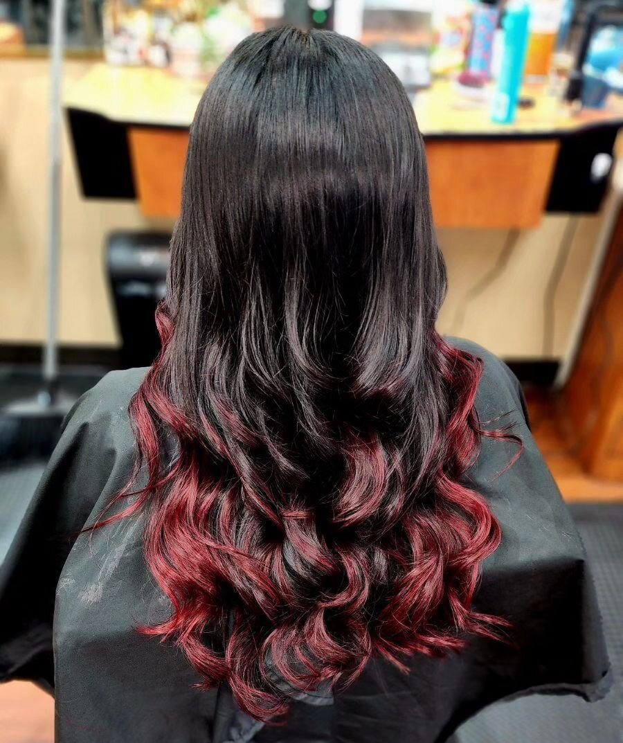 Beautiful combo 😍. Splash of red for the summer ☀️.By Monica @ #xperthaircuts by Target.