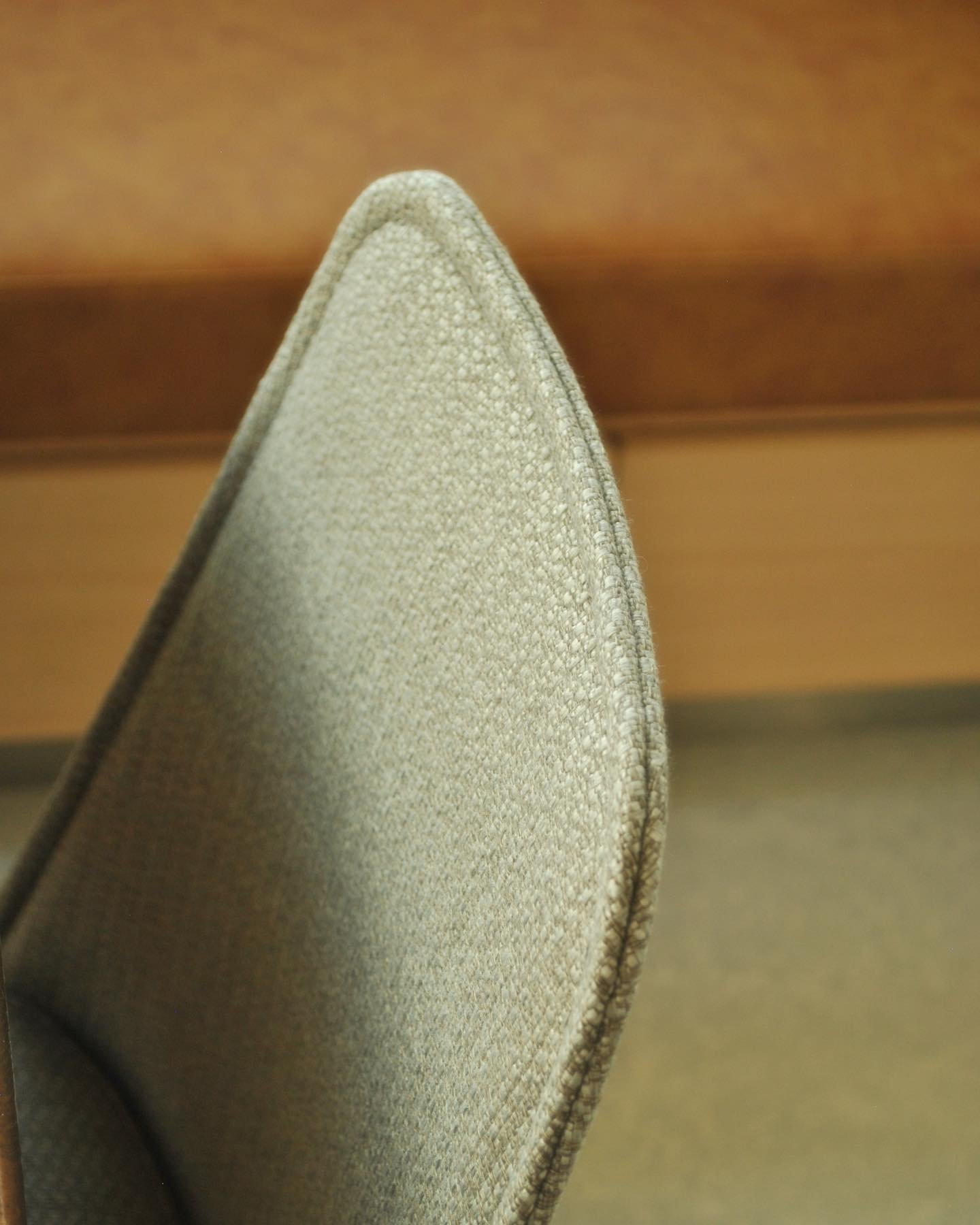 Quality furniture that can last the test of time is a good investment for your home and the environment. This chair has a metal structure that gives it strength and upholstery that gives it comfort.