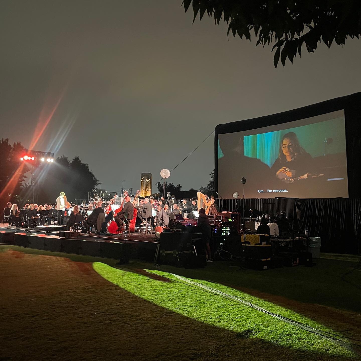 La La Land fans packed the lawn at the LA State Historic Park on Sept 16th for a live-to-picture concert/screening 🎥🍿🎶

Conducted by two-time Academy Award winning composer Justin Hurwitz, the 52-piece orchestra included many of the same musicians