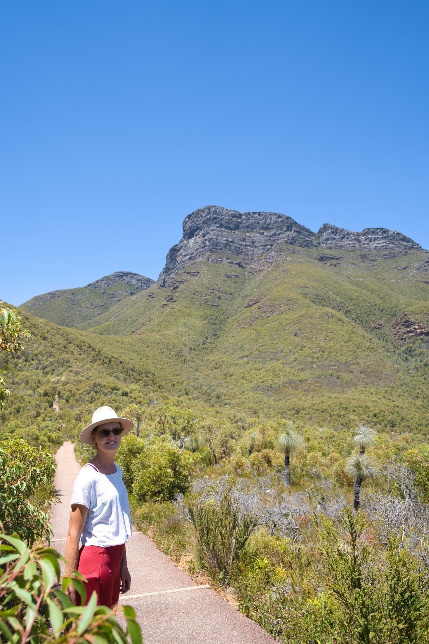 📍Bluff Knoll
Stirling Range National Park, Western Australia.

Class 4
Height: 1095m - the highest peak in the southern half of WA
Distance: 6km return

We had quite a few people tell us this one was only worth doing early for sunrise and somehow we