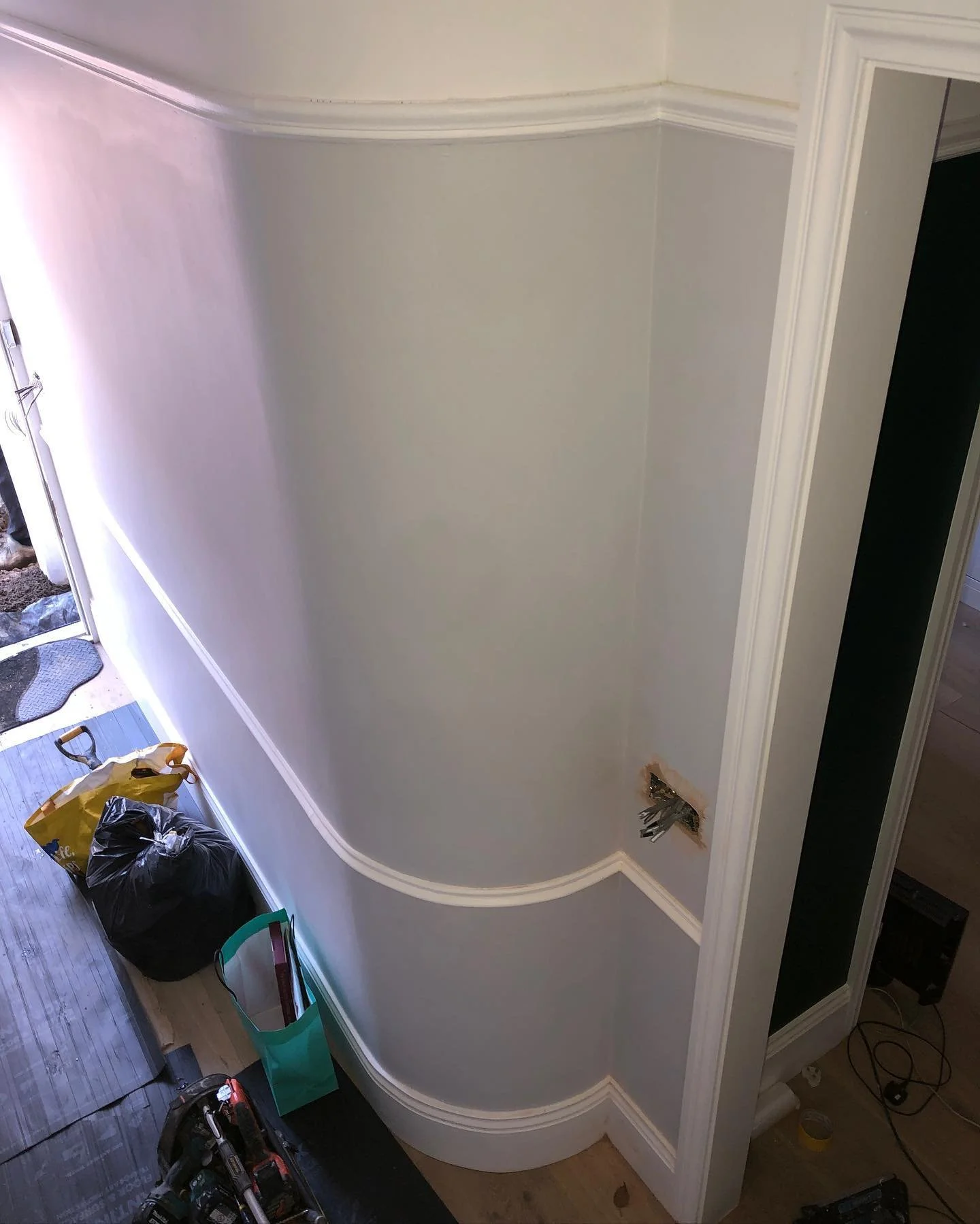 Herne Hill - Full Second fix package completed throughout this home 🫡&hellip;Nice to drop in post painting to see the results 😍🔨🌳 &mdash; Thanks to @maple_carpentry for the curved wall tips 👊🏼
.
Fully booked in the run up to Xmas! Feel free to 