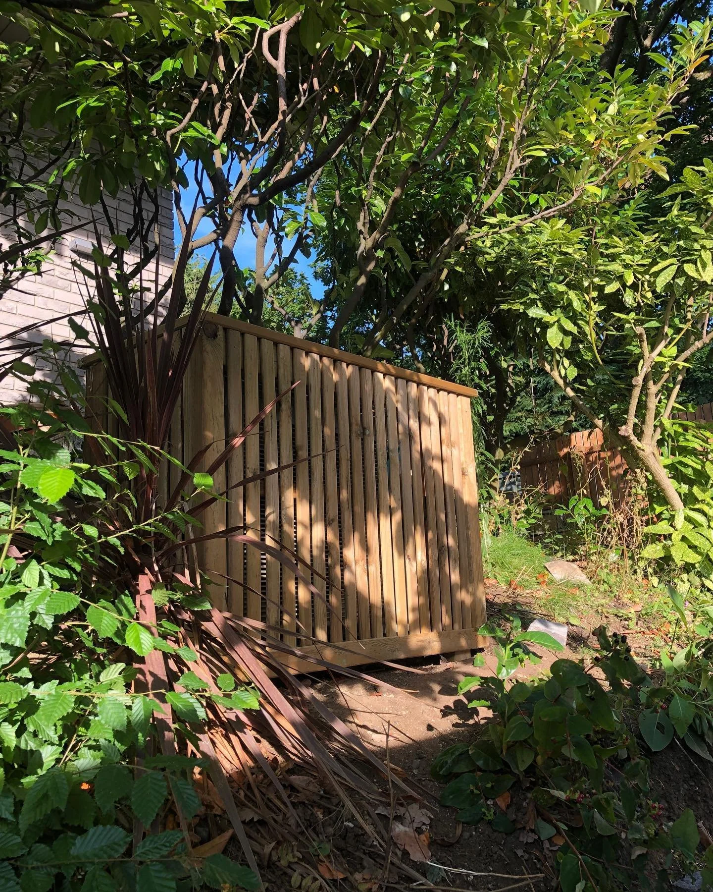 Chislehurst - 🌳🥸🌳&hellip;🧐 Spot the ugly air con units? 😄&hellip;handmade treated timber air con covers with access points for maintenance ☑️🌳🔨 
&bull;
&bull;
&bull;
#airconcover #airconditioning #treatedtimber #timberslats #landscaping #solut