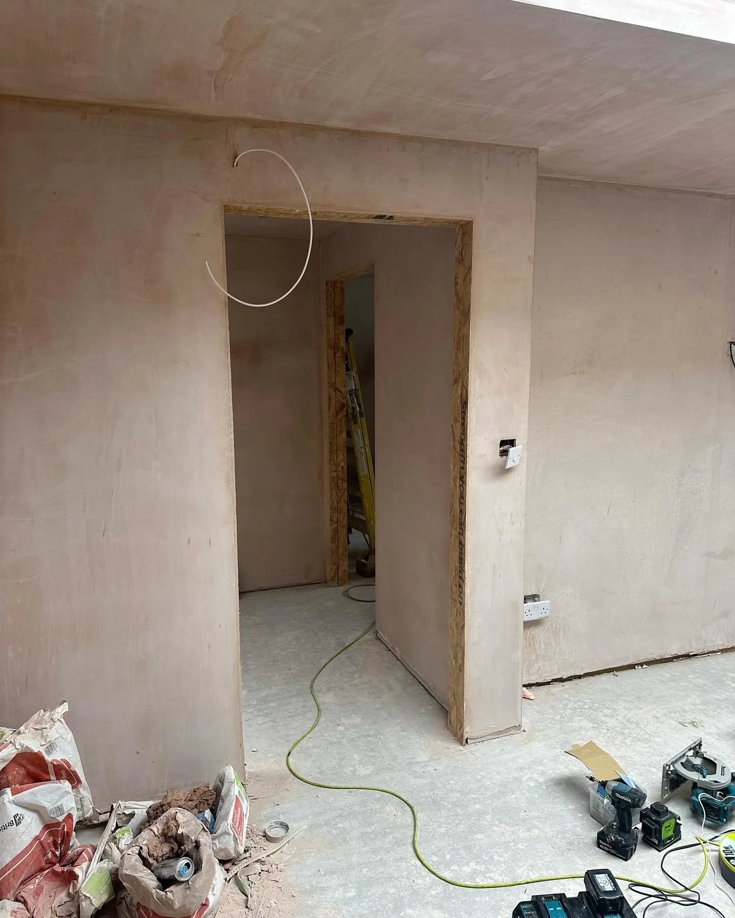 Second fix coming along nicely at our Wilmington project 🌳🔨 
&bull;
&bull;
&bull;#secondfixcarpentry #carpentry #carpenter #oakleafcarpentryandjoinery #kent #wilmongton #dartford #skirting #architrave #internaldoors