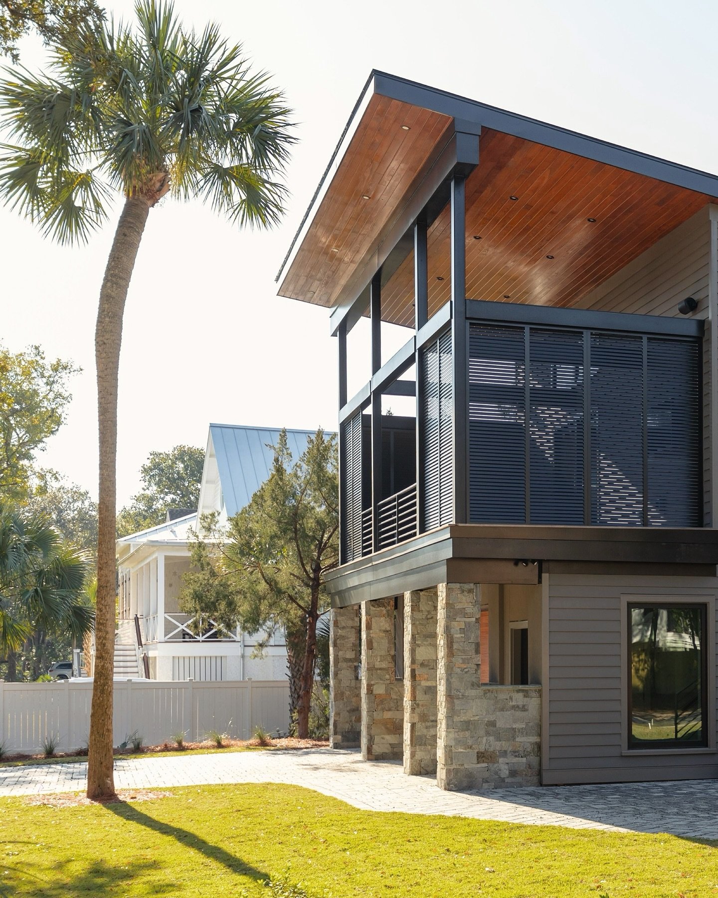 I&rsquo;ve affectionately dubbed this, The Surf Shack. @kingandsocietyconstruction 
.
.
.
#charlestonsc #charlestonrealestate #southcarolinaphotographer #chsdev #chsbuilders #architecture #luxuryrealestate