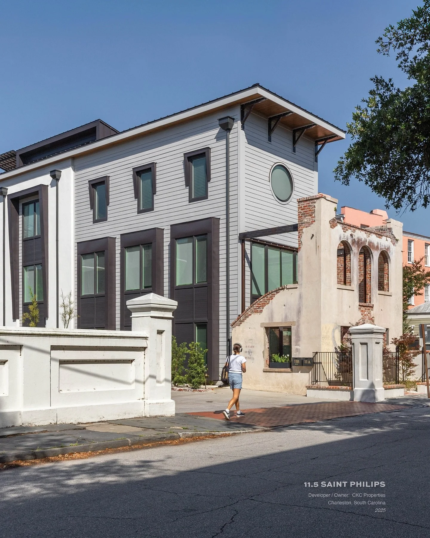 Olde face, new body.
.
.
.
#charlestonsc #archdaily #architecturenow #architecturalphotography #historicpreservation #renovation #adaptivereuse #oldbuildingsarebeautiful #charlestonphotographer