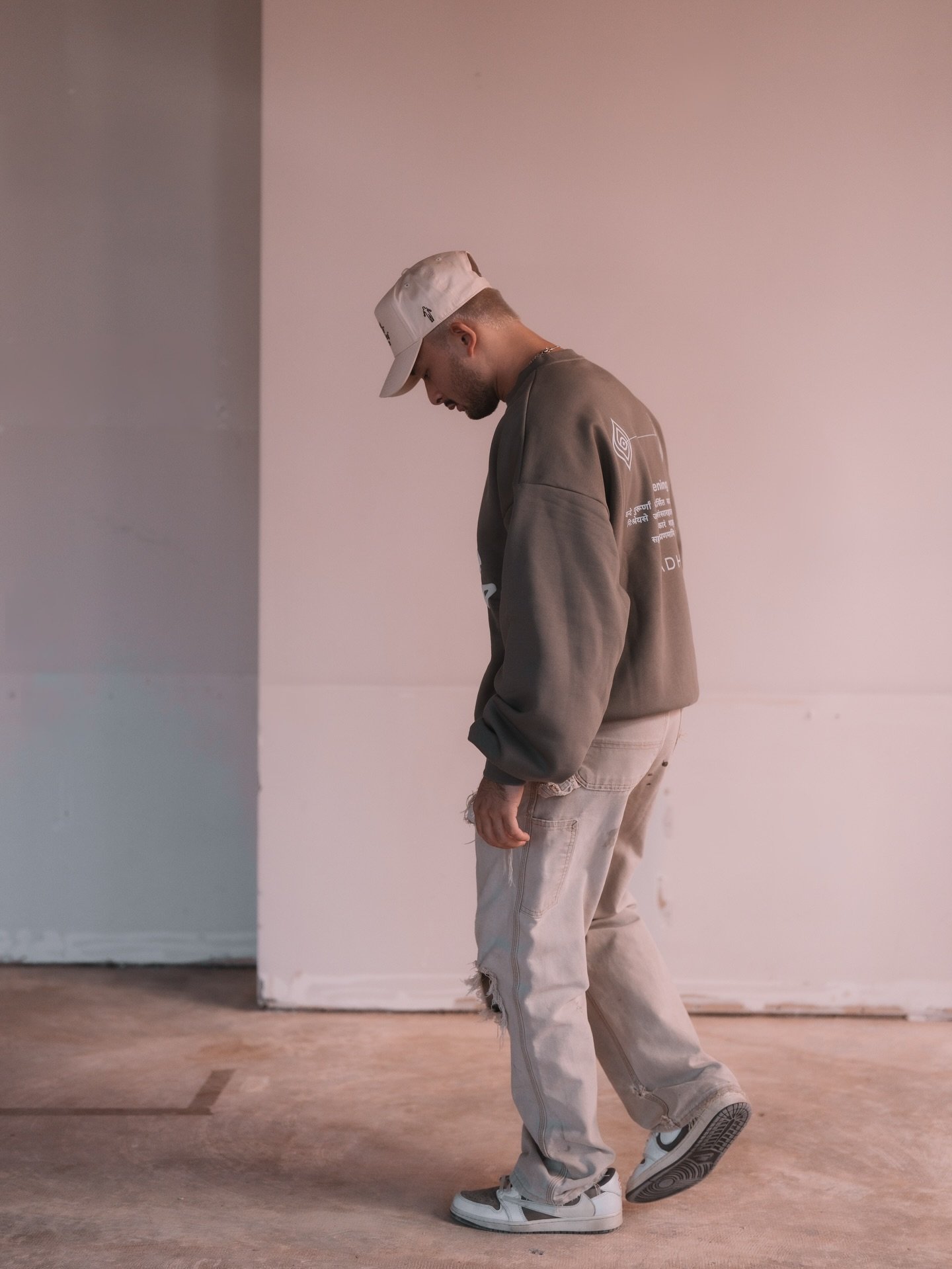 Shop the new Ashtanga Crewneck 

for the RECHARGE WAVE 5 drop

🔗 in bio

#RECHARGE #WAVE5 #Yogastreetwear #yogamerchandise #yogaclothes #meditationclothes