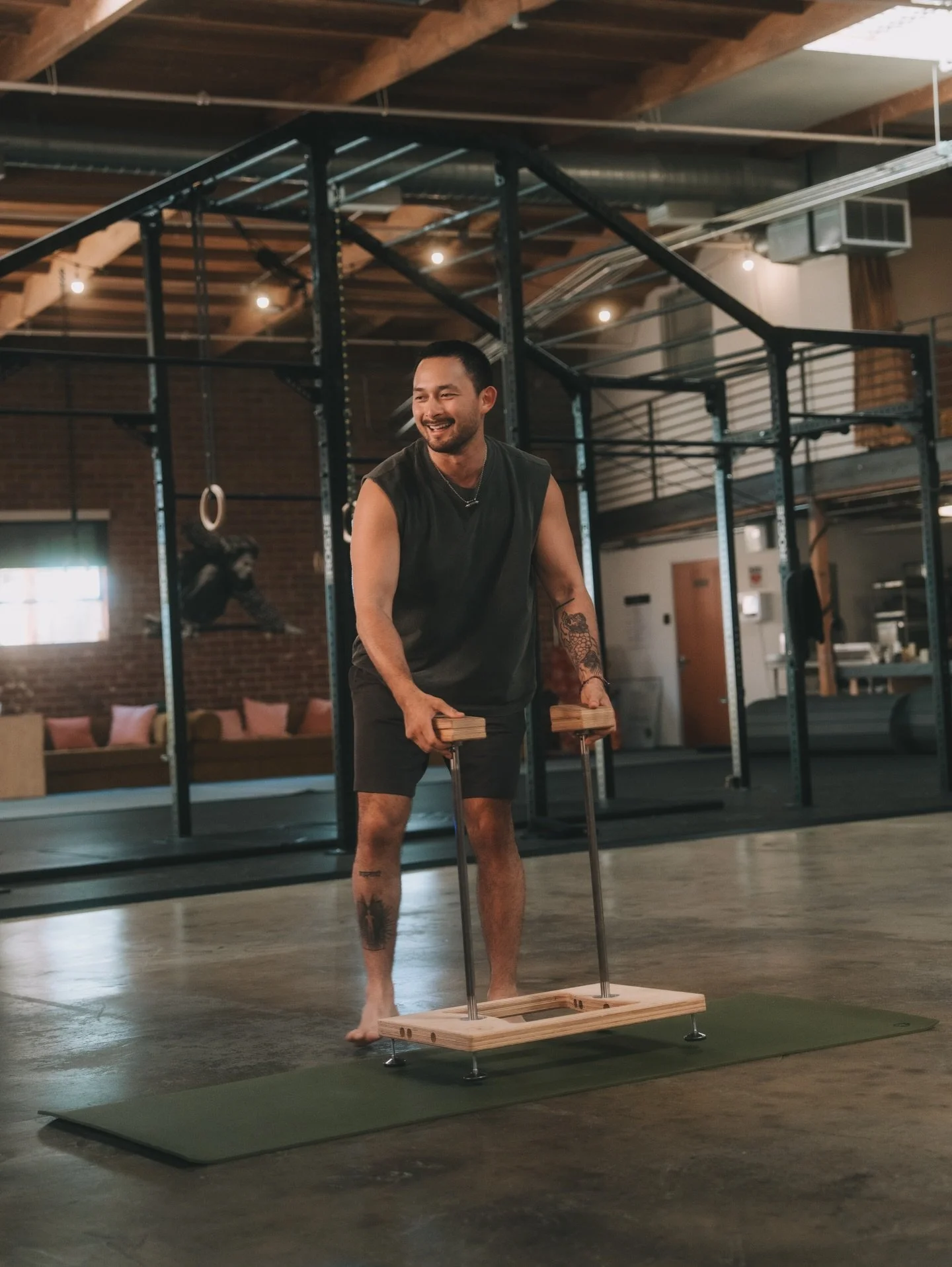 Great movement sesh at @primalmovesvenice 

@kestyoga lead such a well rounded and intricate Primal Movement Workshop 

and thank you @travisbrewer.ninja for the space and great vibes