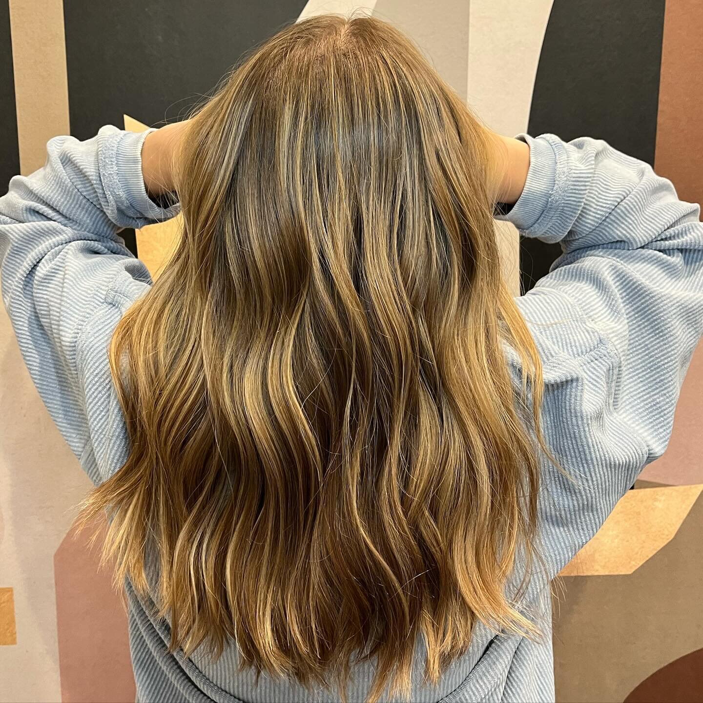 This sweet client asked for a low maintenance color. She wanted to add some dimension and brightness. Swipe to see her before! ➡️ 

#hair #haircolor #lowmaintenancehair #teasylights #hairpainting #looksbytara #salonrunway