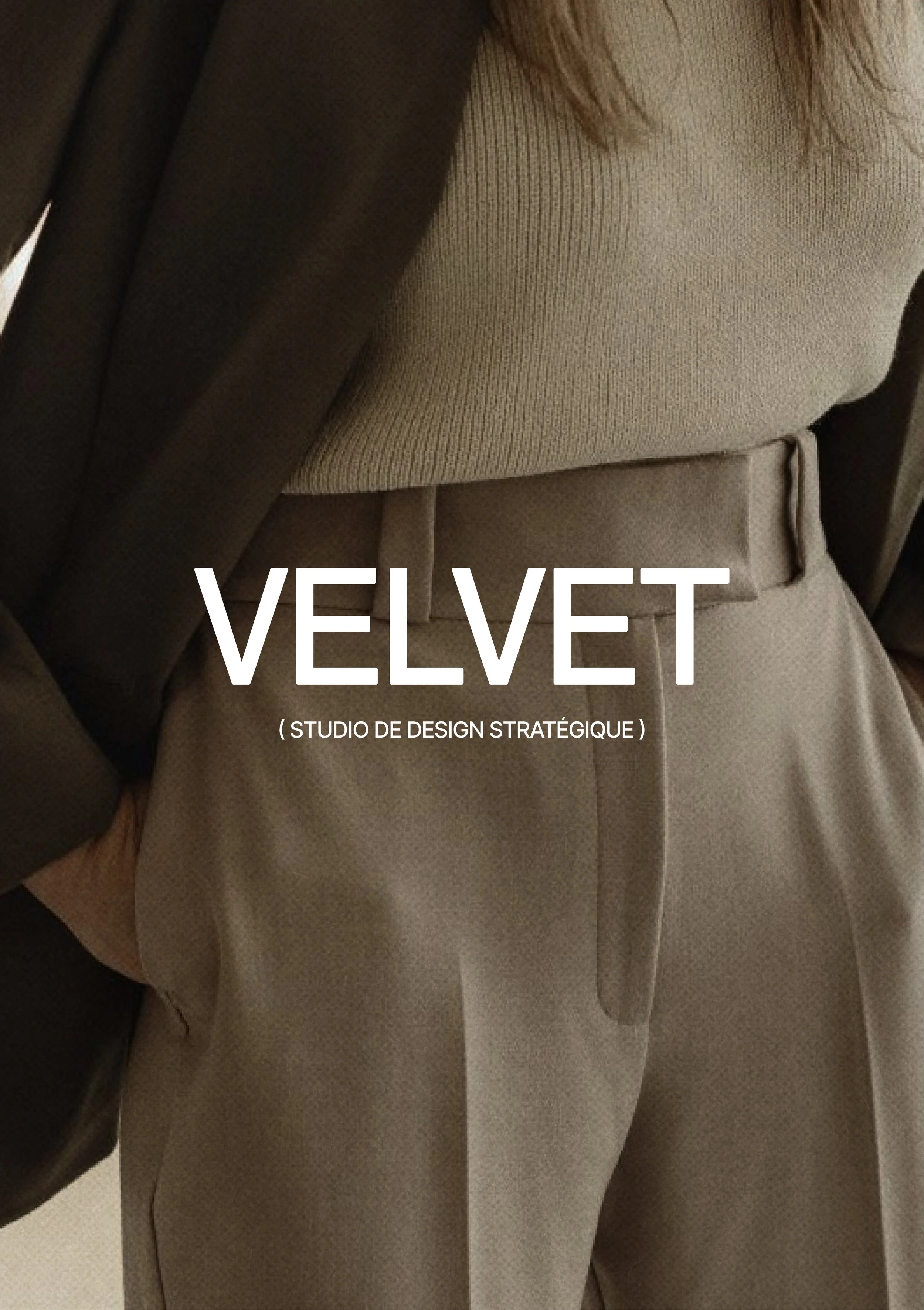 Veste et pantalon de couleur beige, texte 'VELVET' suivi de 'STUDIO DE DESIGN STRATÉGIQUE'.