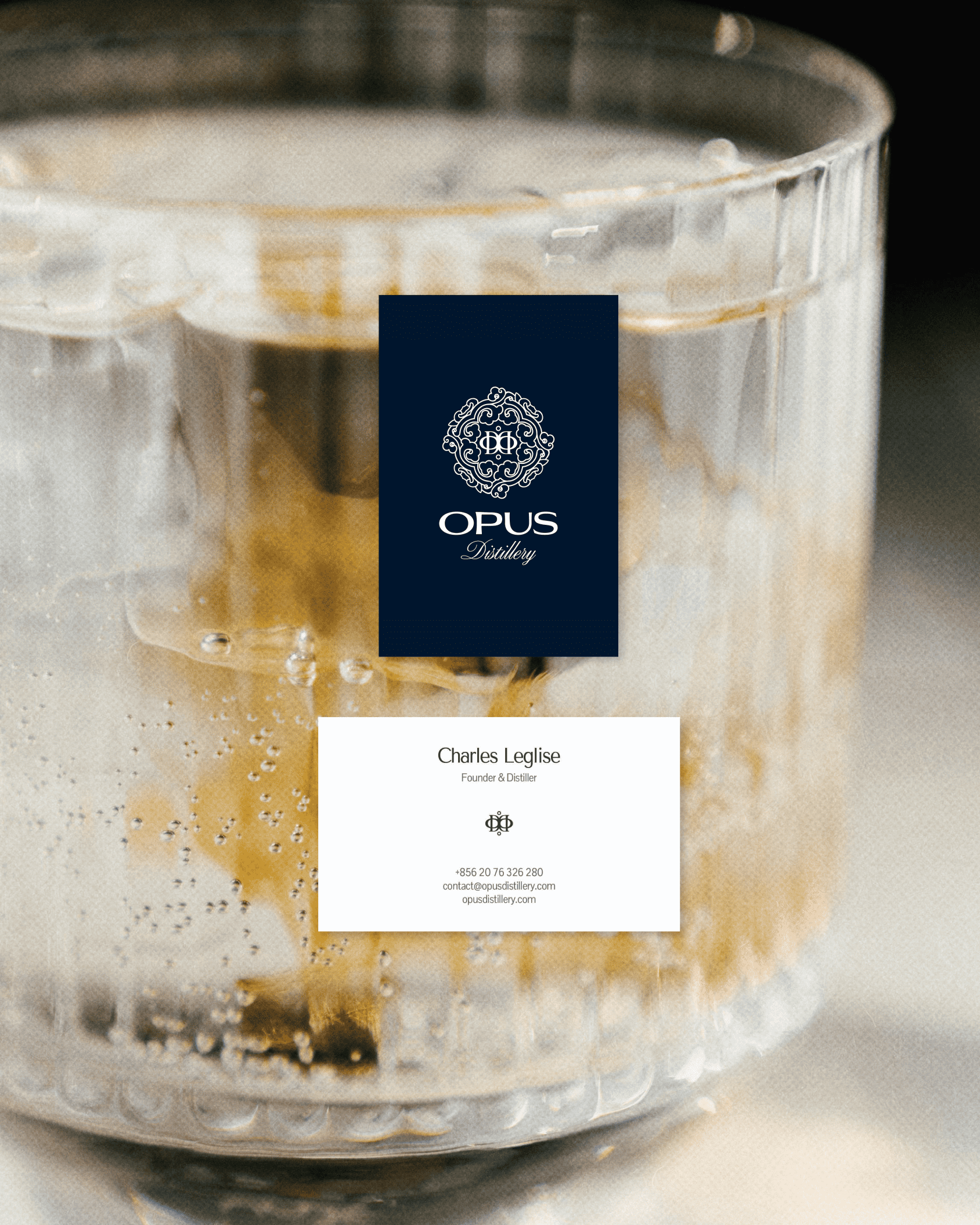 Carte de visite pour Opus Distillery avec contact et numéro, sur fond de bouteille de tequila