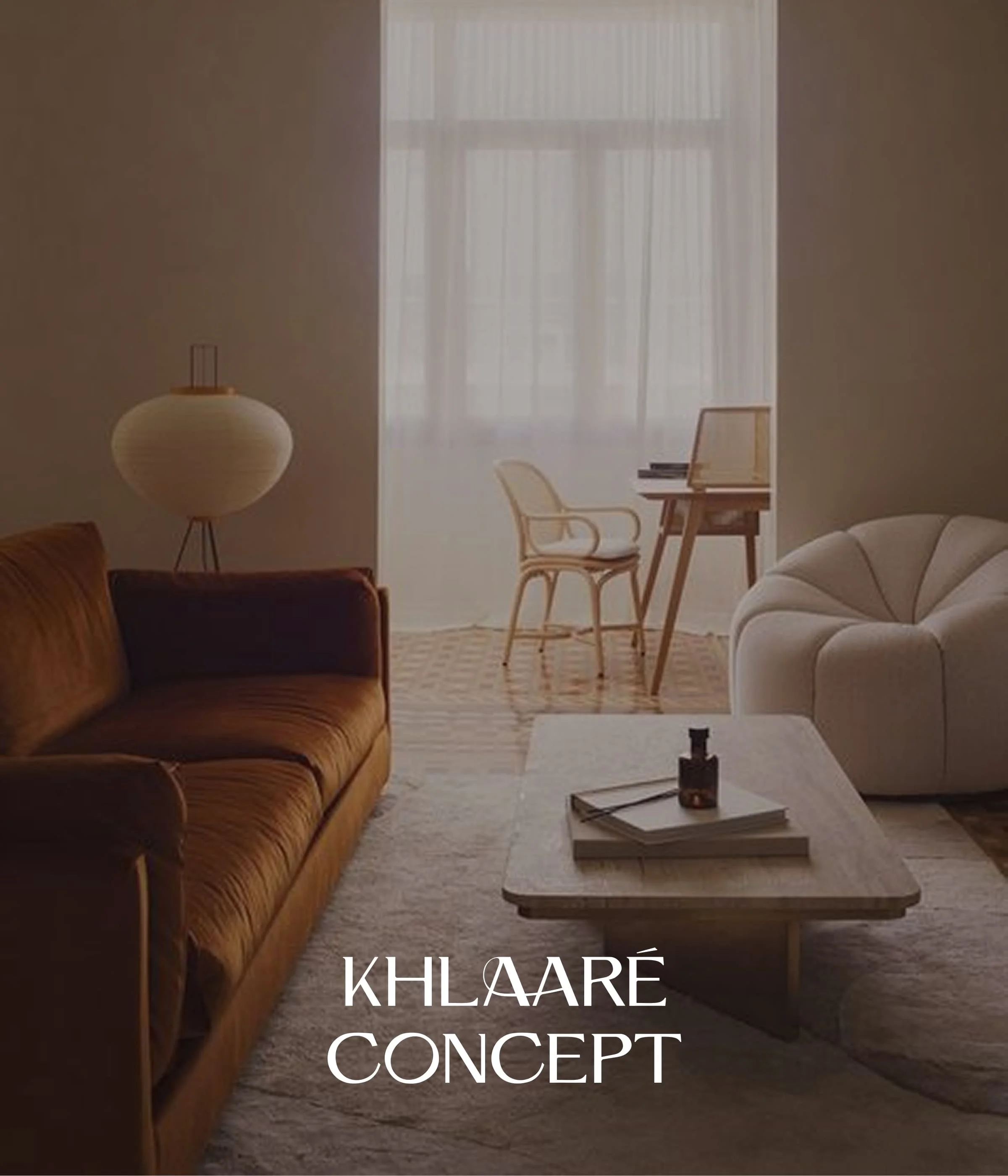 Une pièce moderne avec un canapé beige, une table basse en marbre, et un décor minimaliste. Il y a également un lampadaire blanc en forme de boule et une grande fenêtre avec des rideaux légers laissant passer la lumière