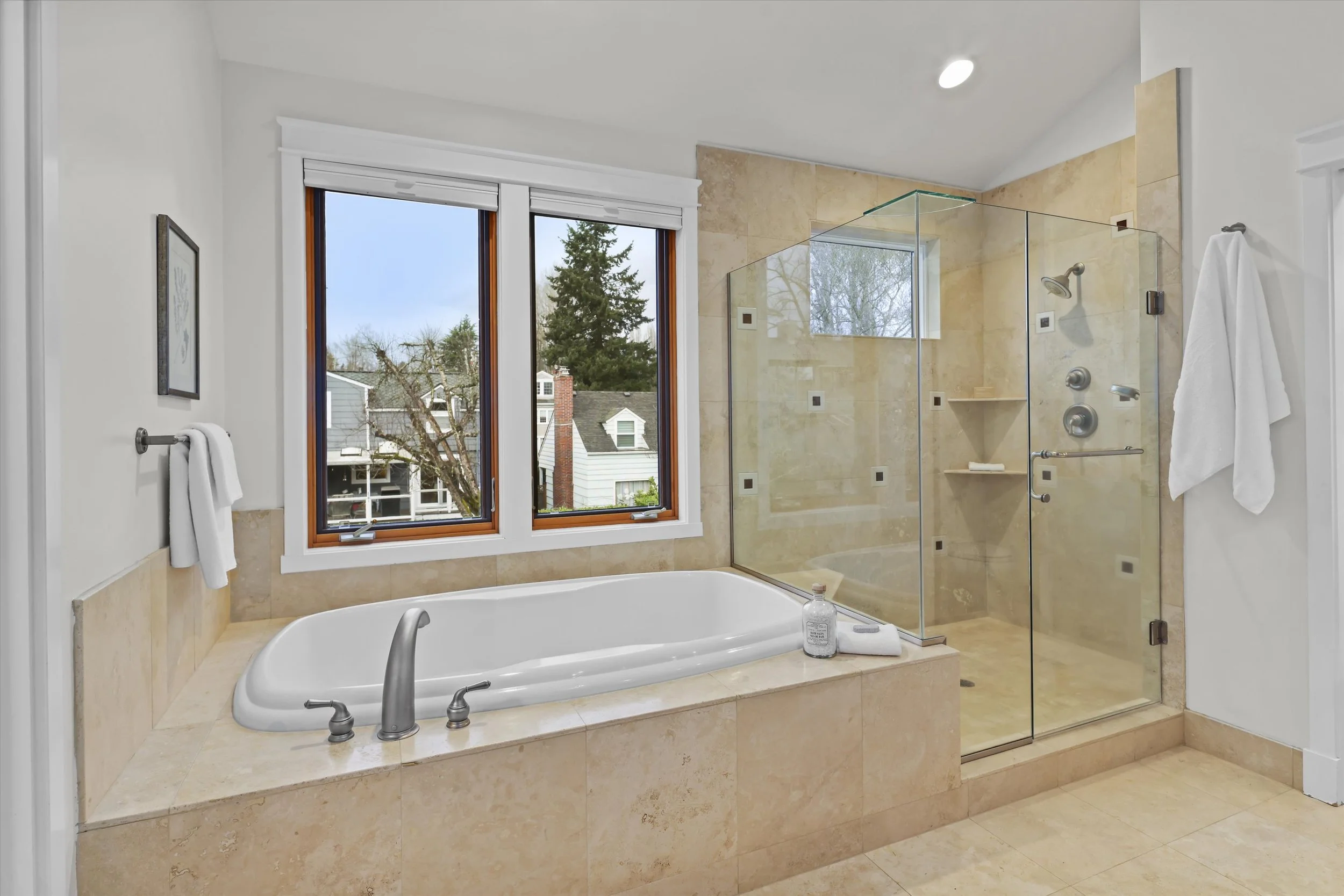 061-3710 NE 41st St0045.jpg