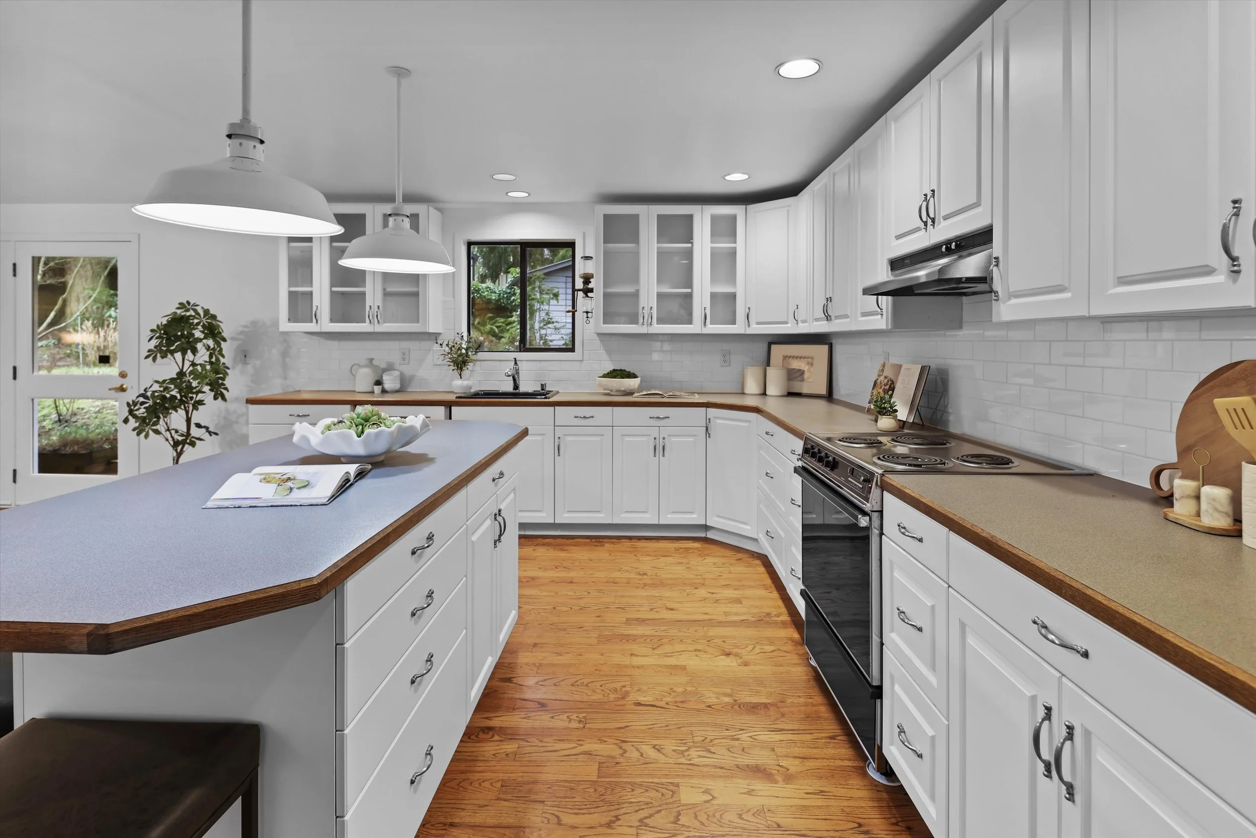 23-12121 NE 66th St (41).jpg