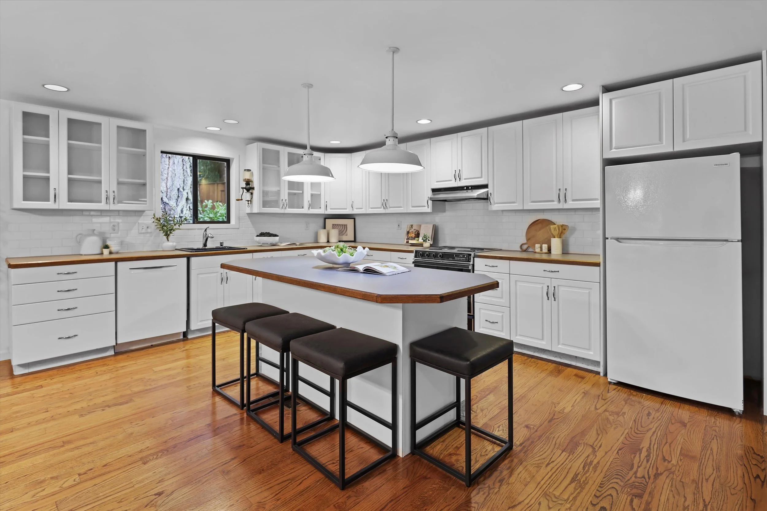 19-12121 NE 66th St (45).jpg