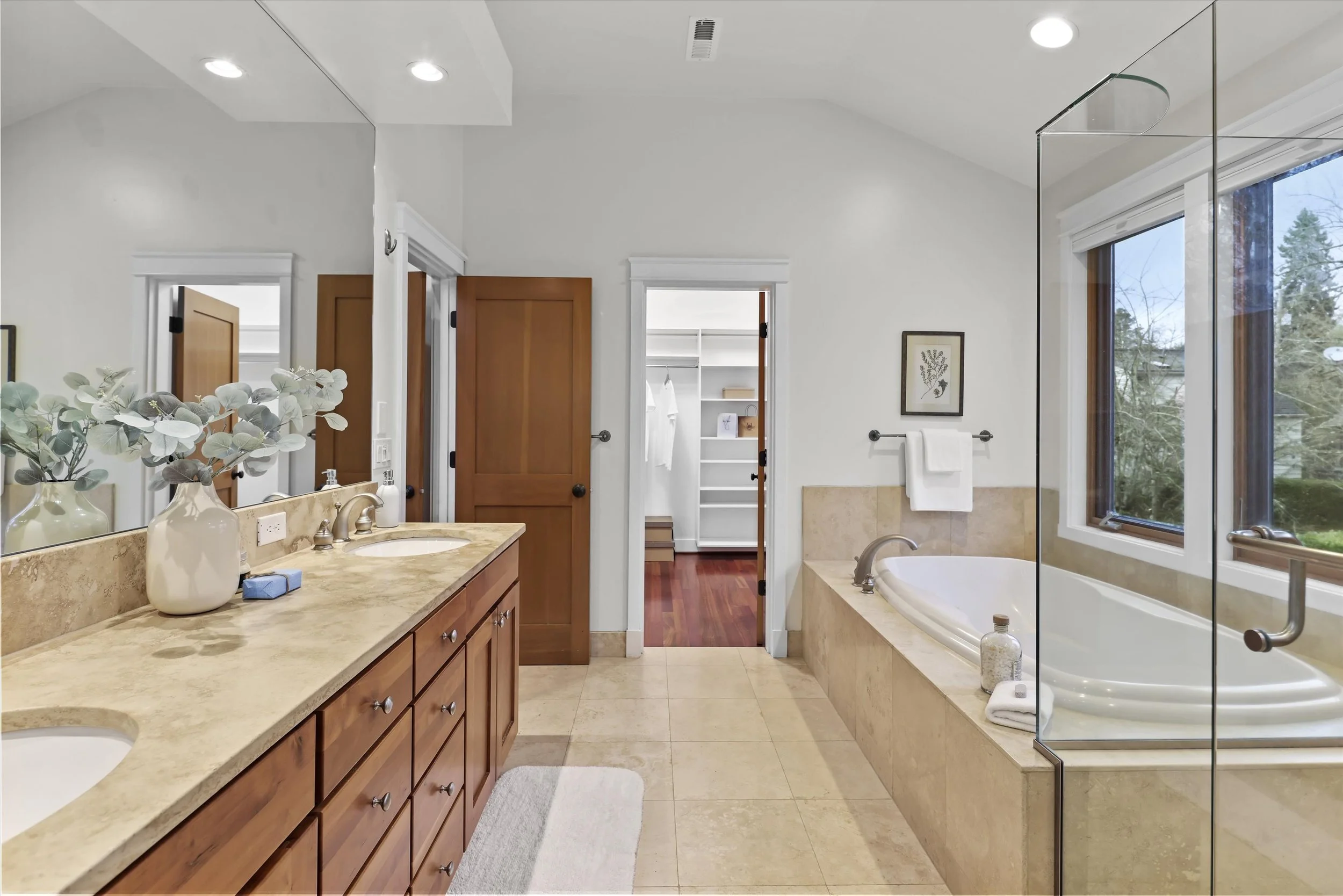 063-3710 NE 41st St0044.jpg