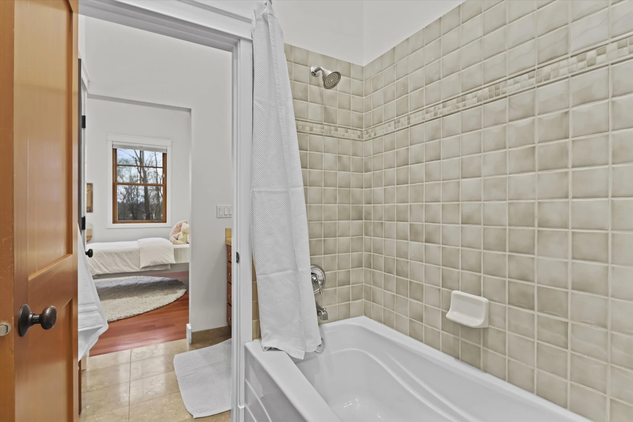 051-3710 NE 41st St0054.jpg