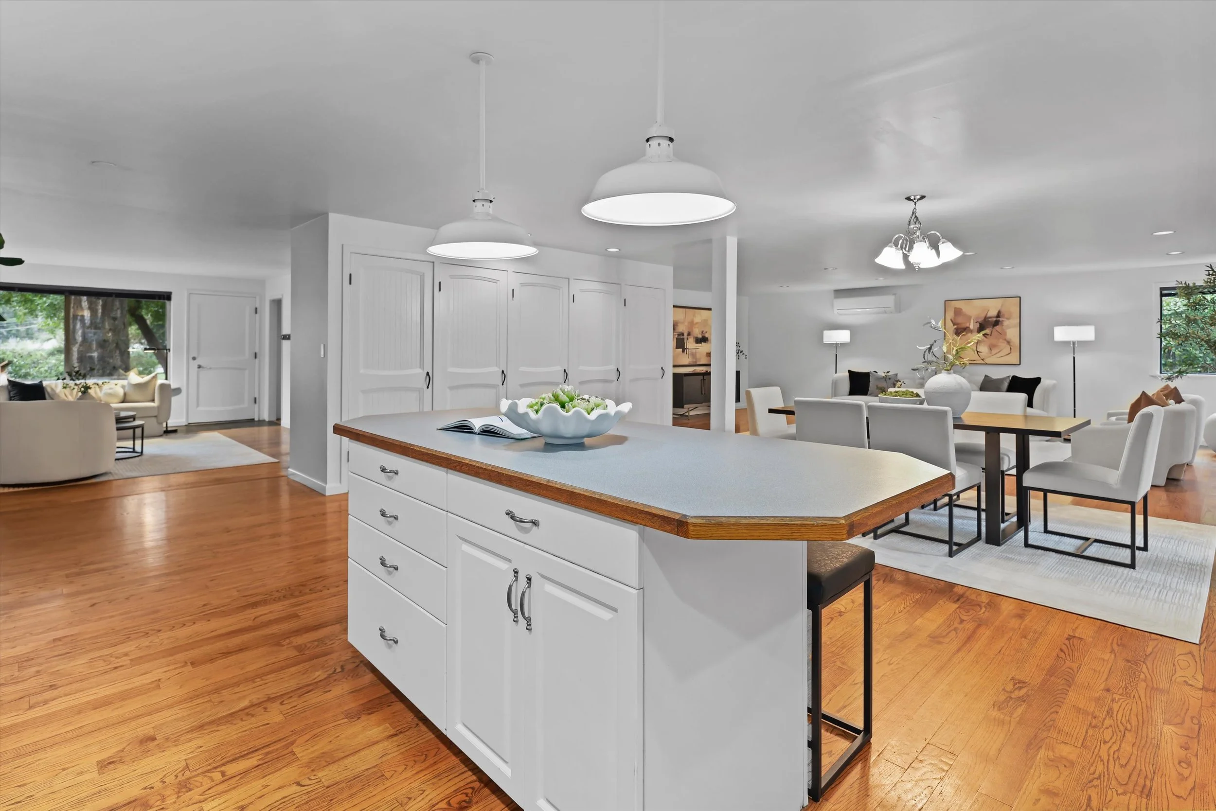 22-12121 NE 66th St (42).jpg