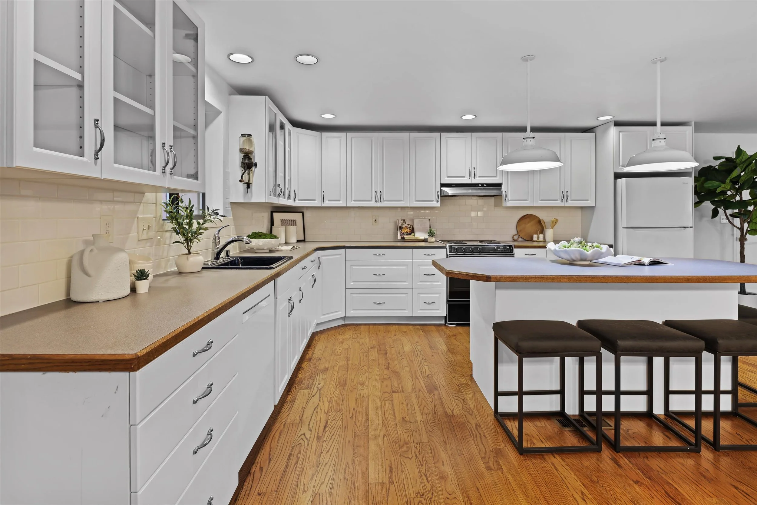 20-12121 NE 66th St (44).jpg