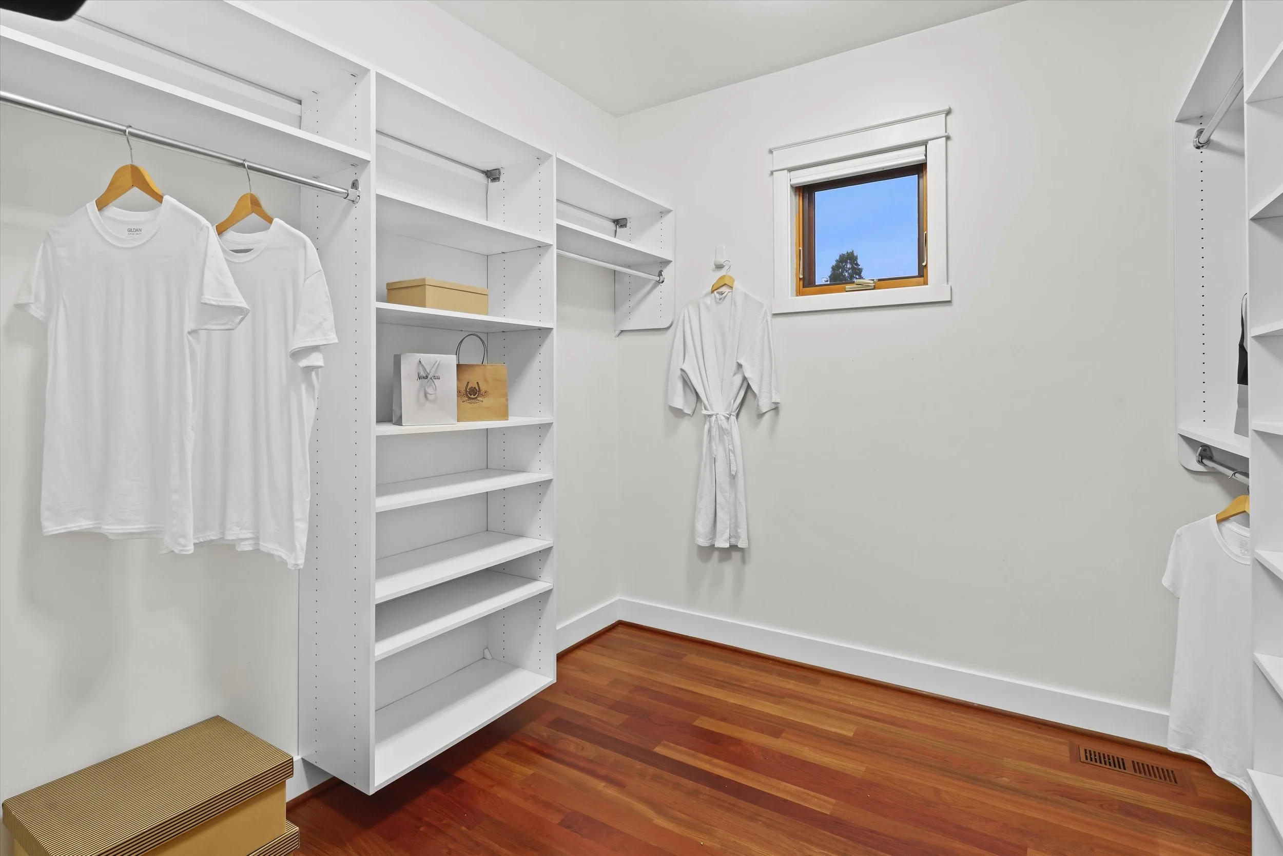 060-3710 NE 41st St0046.jpg