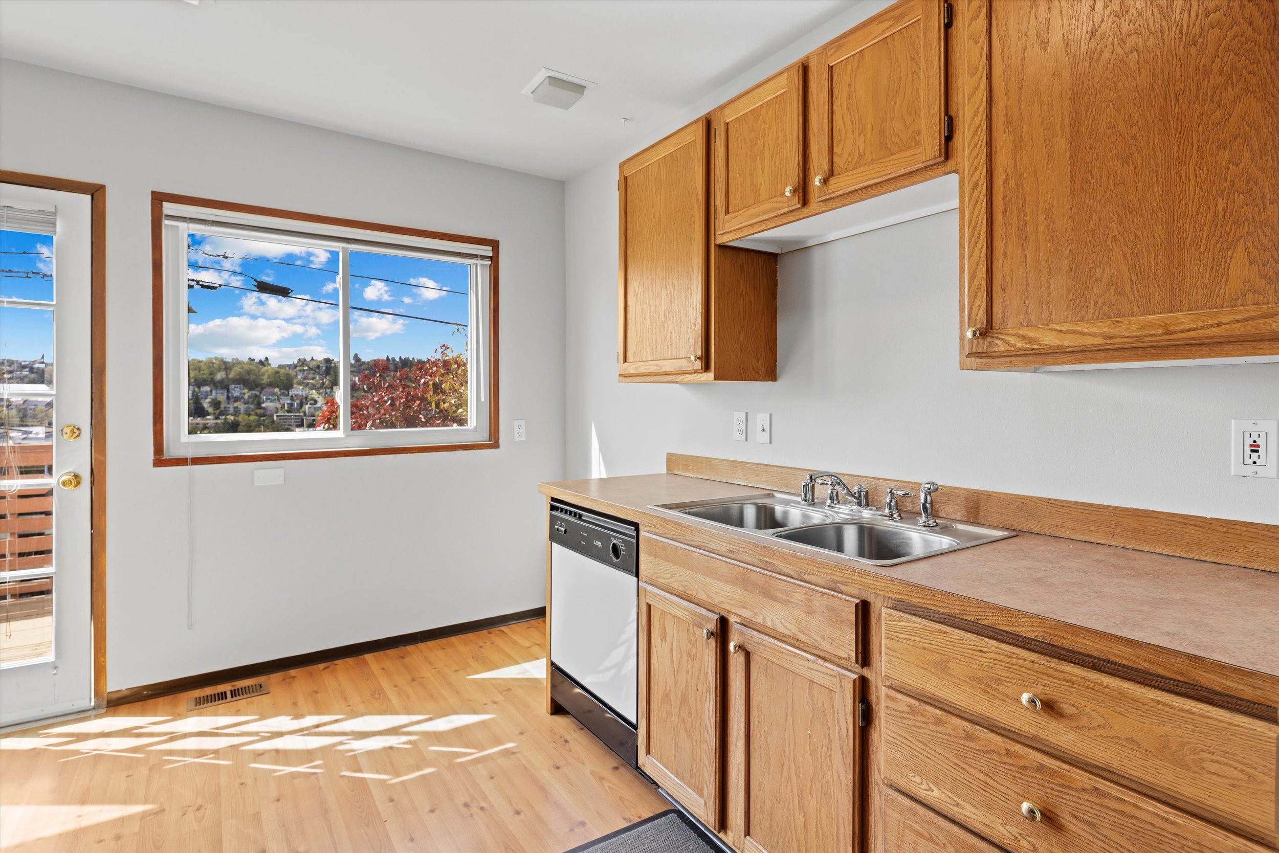 18-2632 14th ave (20).jpg