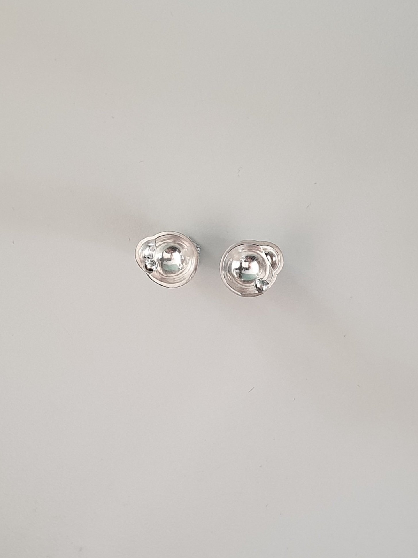 Invert_parade_studs_above_Billy_Phain.jpg