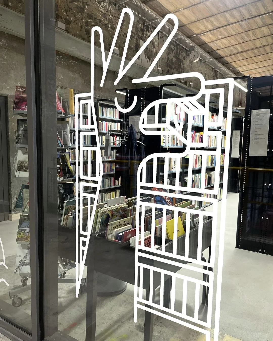 Die Illustrationen auf den Fenstern im Bernapark der Schule f&uuml;r Gestaltung Bern und Biel. Restaurant 2B und Bibliothek f&uuml;r Gestaltung @sfgbbofficial mit @julewolski