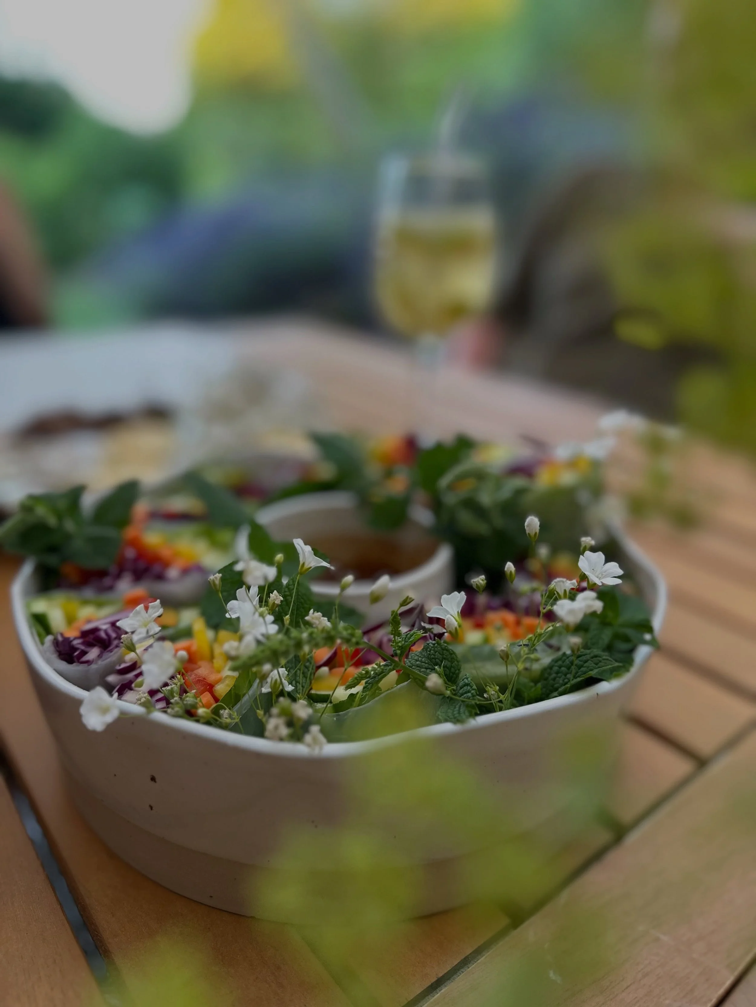 Ich liebe ja die Vielf&auml;ltigkeit von der Sch&uuml;ssel in Sch&uuml;ssel. Hier gabs beim M&auml;delsabend Summerrolls mit Erdnussdip. Ich benutz sie aber auch als Backform, f&uuml;r Nachos&amp;Dips und vieles mehr ☺️
Ich hab nur noch keinen Namen 