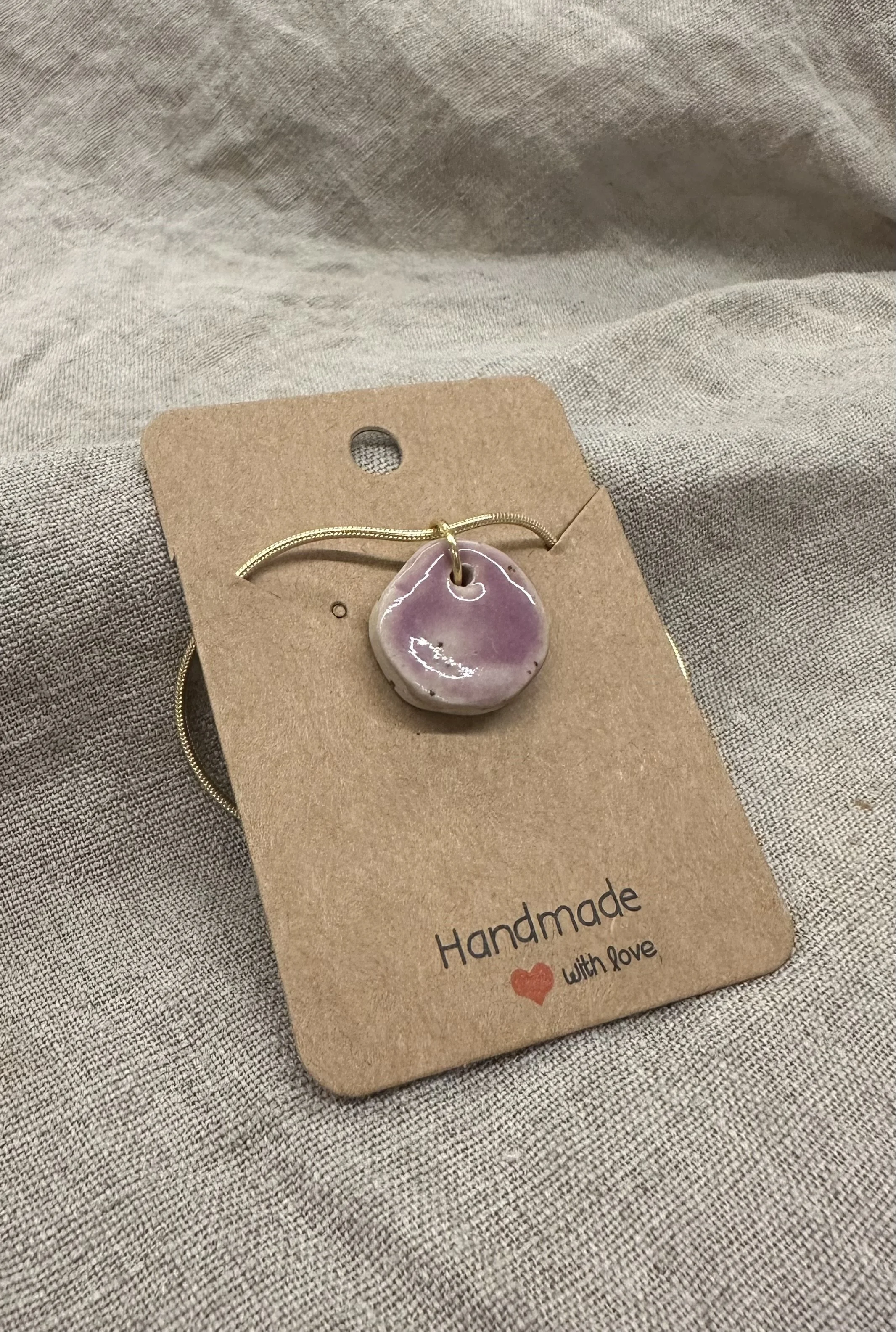 goldene Kette mit lila Anhänger