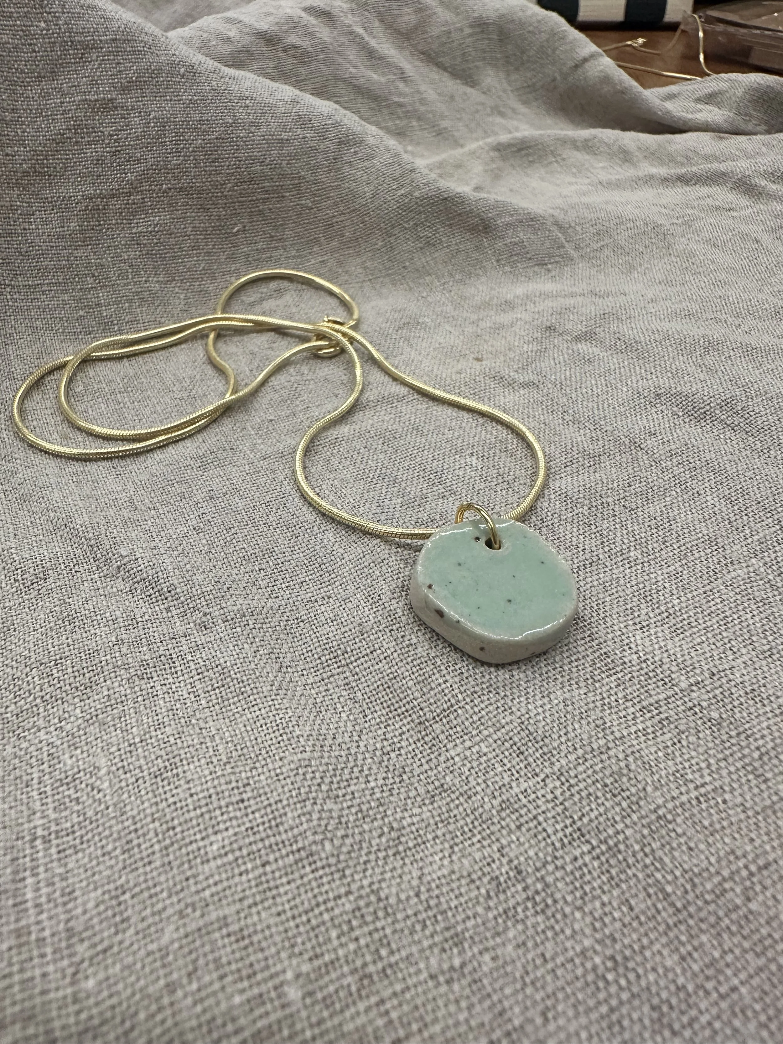 Goldene Kette mit türkisem Anhänger