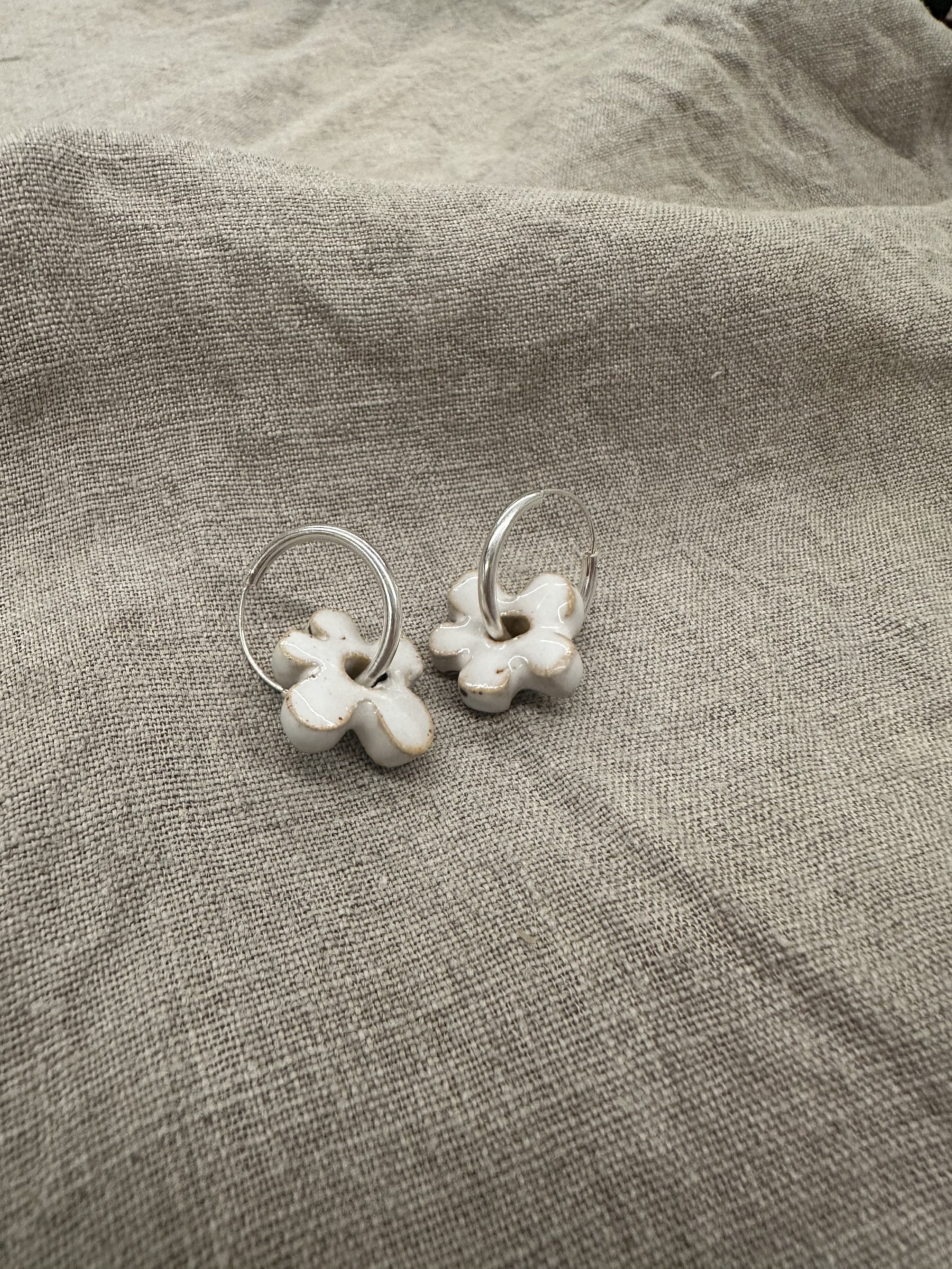 Weiße Blumen Ohrringe Silbercreolen