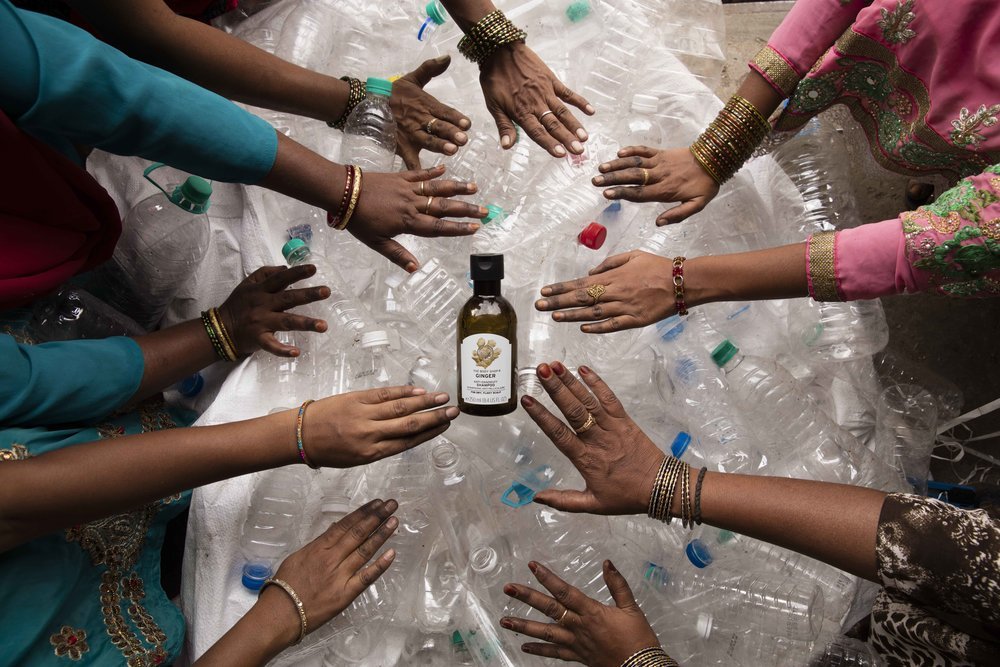 Plastic afval met handen van Indiase werkers die het plastic afval verzamelen