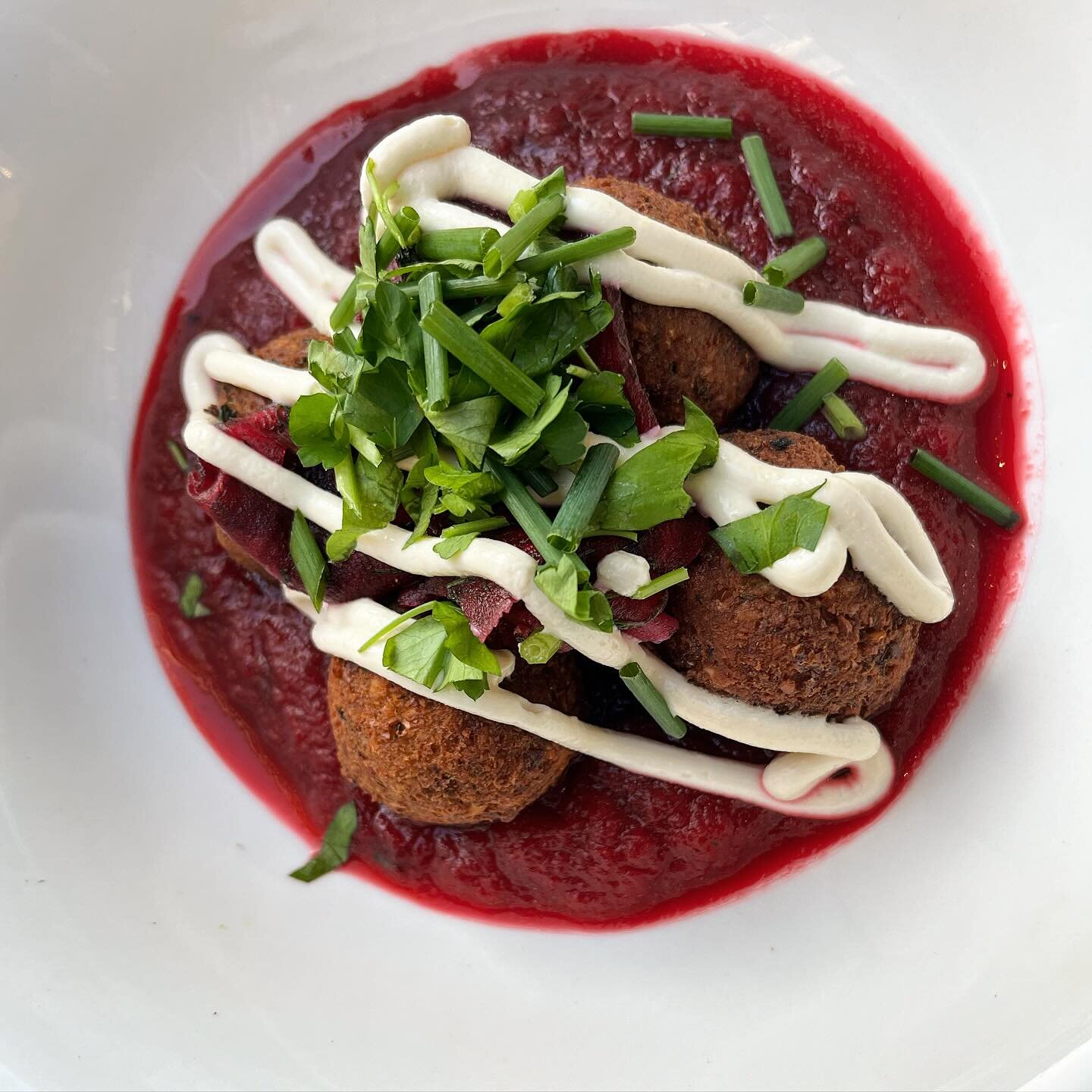 A vitamin punch in the face, our veggie plate this week is a beetroot and Cara Cara orange puree, proper chickpea and herb falafel topped with a lemon and tahini yogurt, a simple trinity that never disappoints! It&rsquo;s our veggie plate for this ve