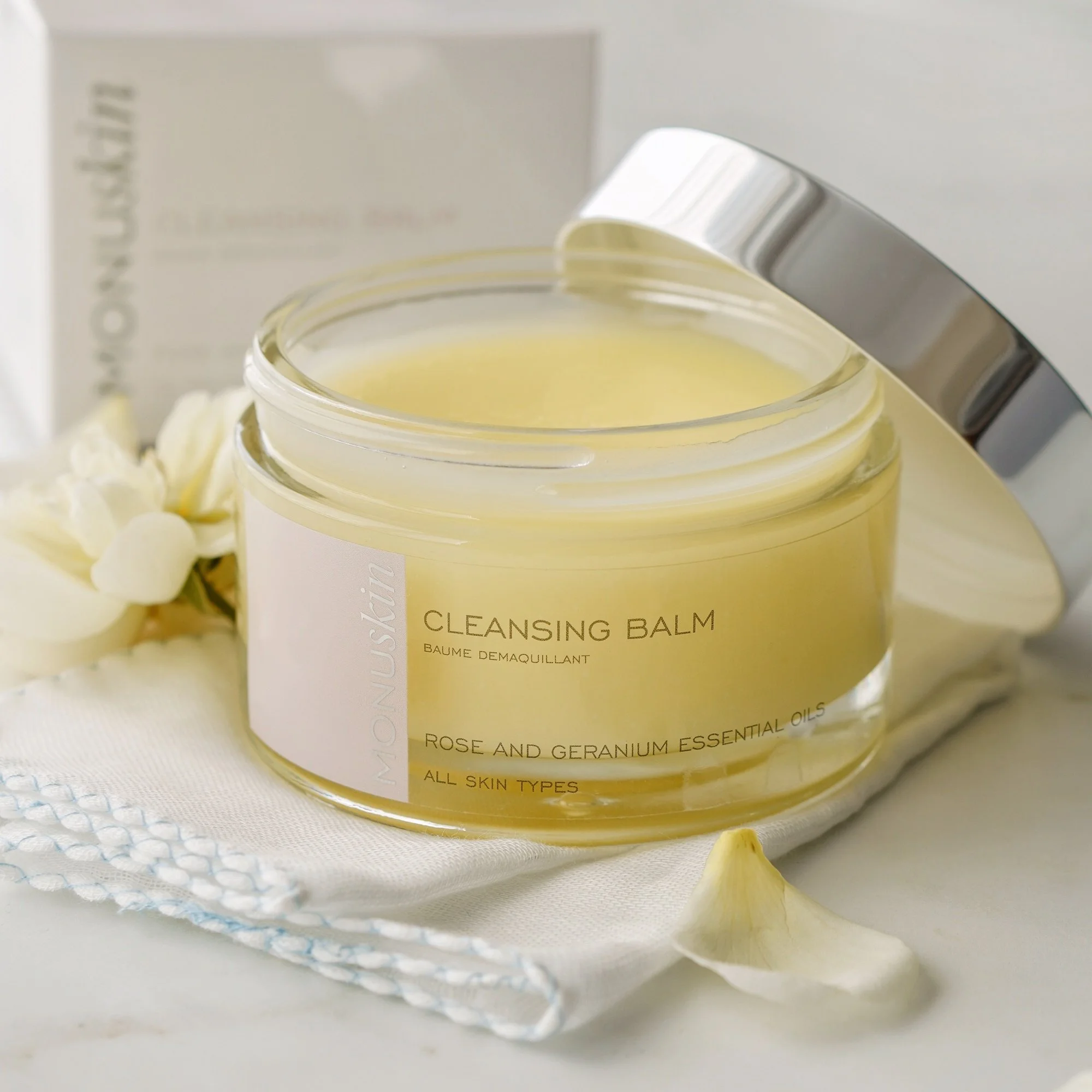 Your glow, restored. Designed by professionals, MONUSKIN brings together essential oils, plant extracts, and peptides to revive tired skin and reveal a healthier, more luminous complexion.