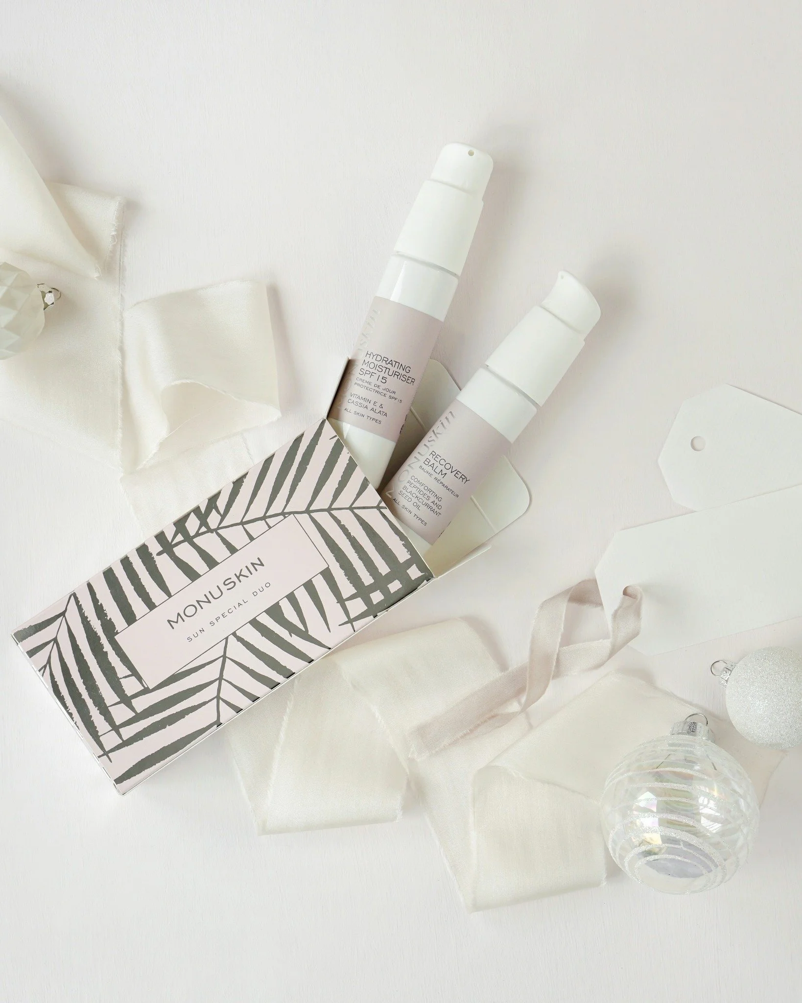 The perfect duo to nourish and protect skin after time in the sun.
Hydrating Moisturiser SPF15 restores moisture, smooths the complexion and shields against UV, while Recovery Balm calms, comforts and replenishes stressed or sun-exposed skin.
A gentl