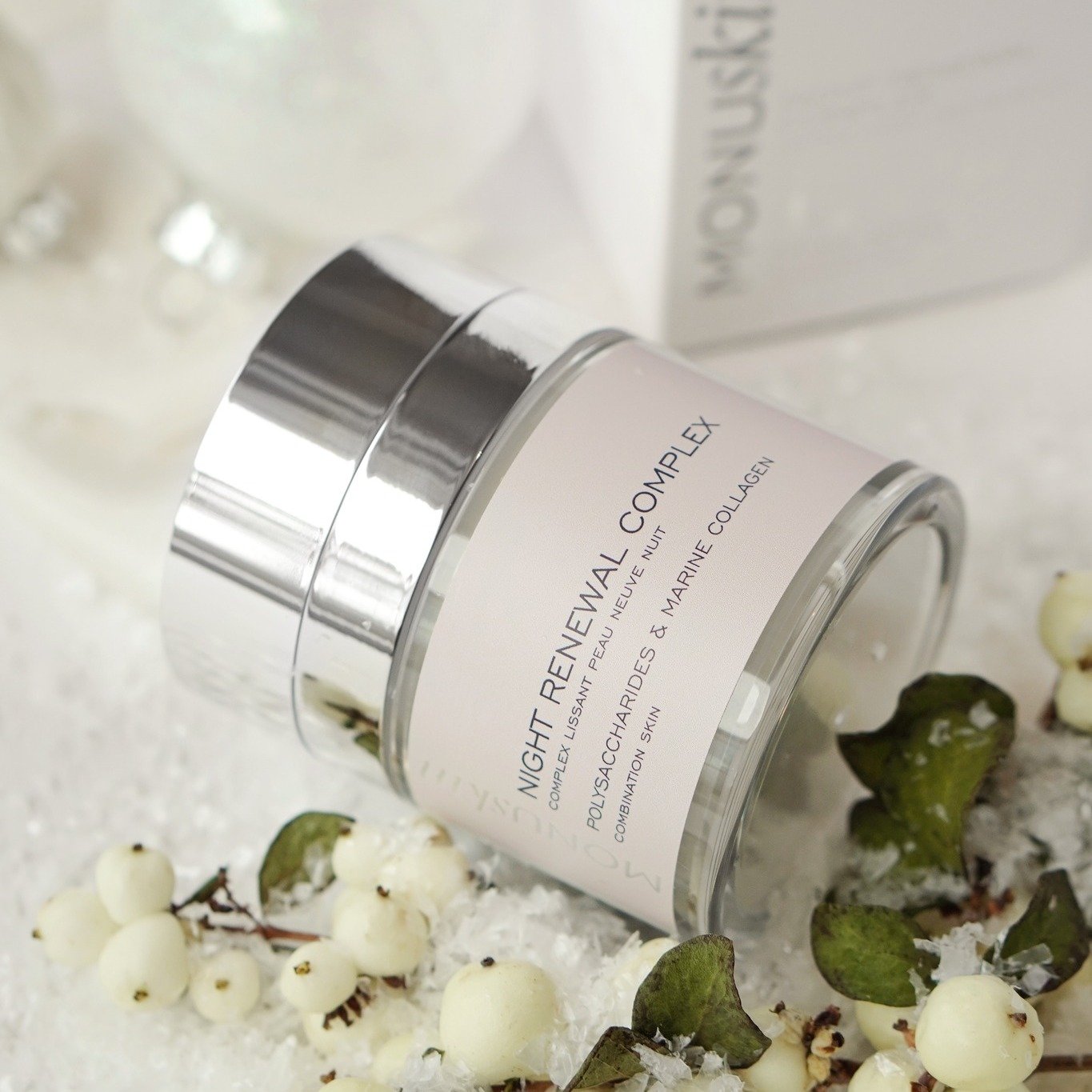 Give the gift of overnight renewal.
Night Renewal Complex smooths, firms and deeply hydrates while you sleep, with Sweet Almond Oil, Wheat Germ and Marine Collagen working to restore radiance and balance.
Perfect for normal or combination skin, it su