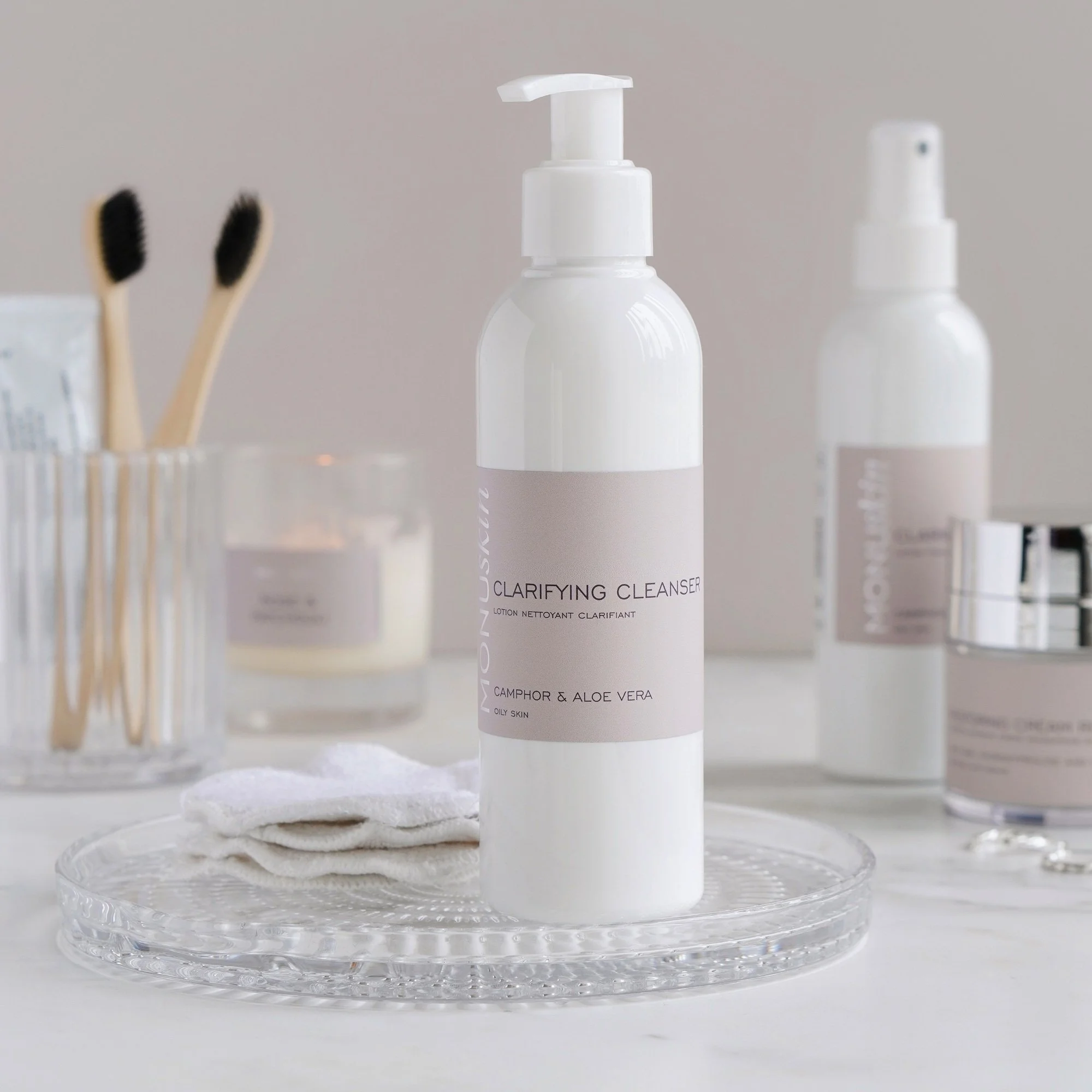 MONUSKIN Clarifying Cleanser is expertly formulated for oily, combination and blemish-prone skin, working to lift away impurities while respecting the skin&rsquo;s natural balance. Botanical extracts help to decongest pores and calm inflammation, whi